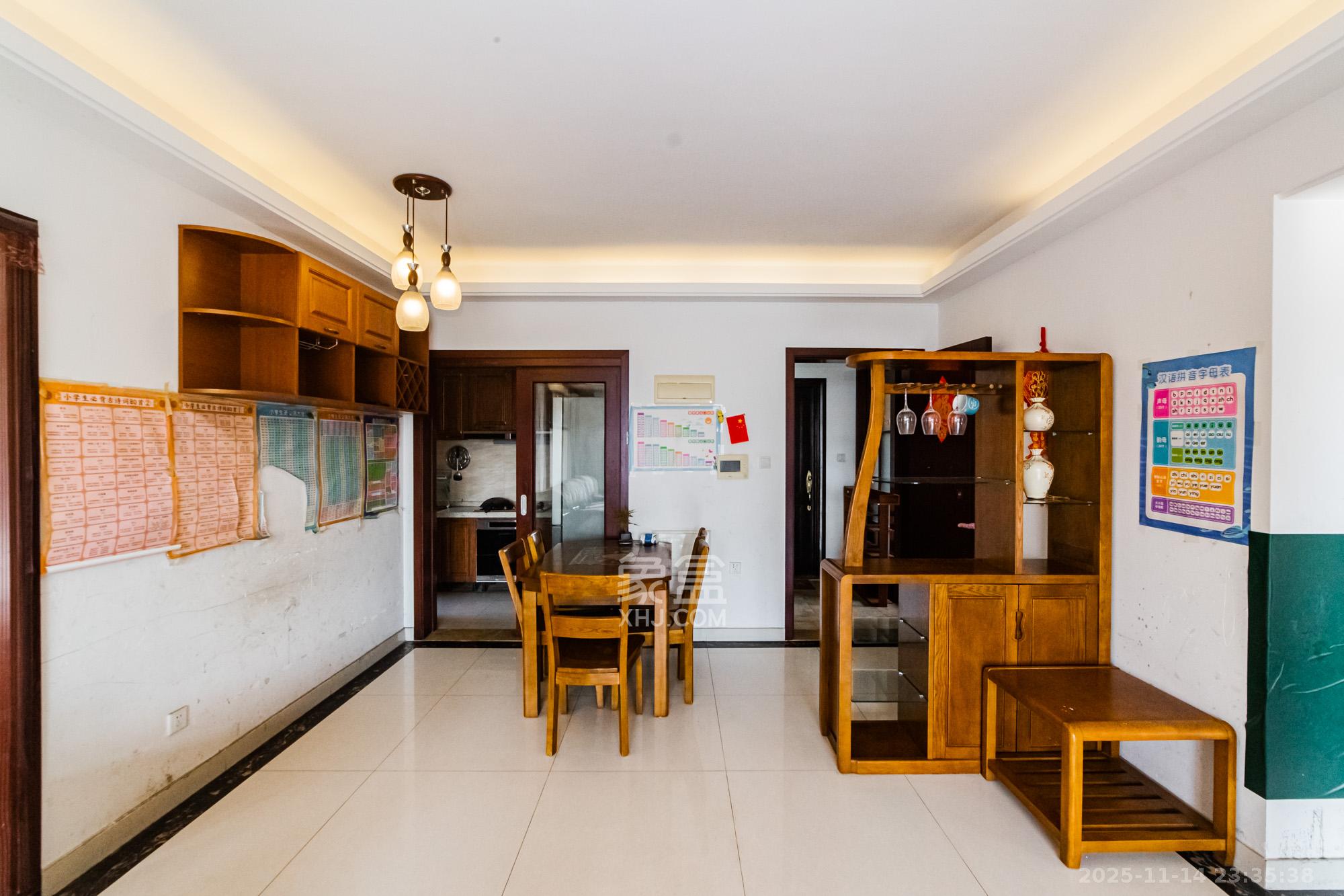 珠江郦城公园1号  3室2厅2卫    180.0万客厅