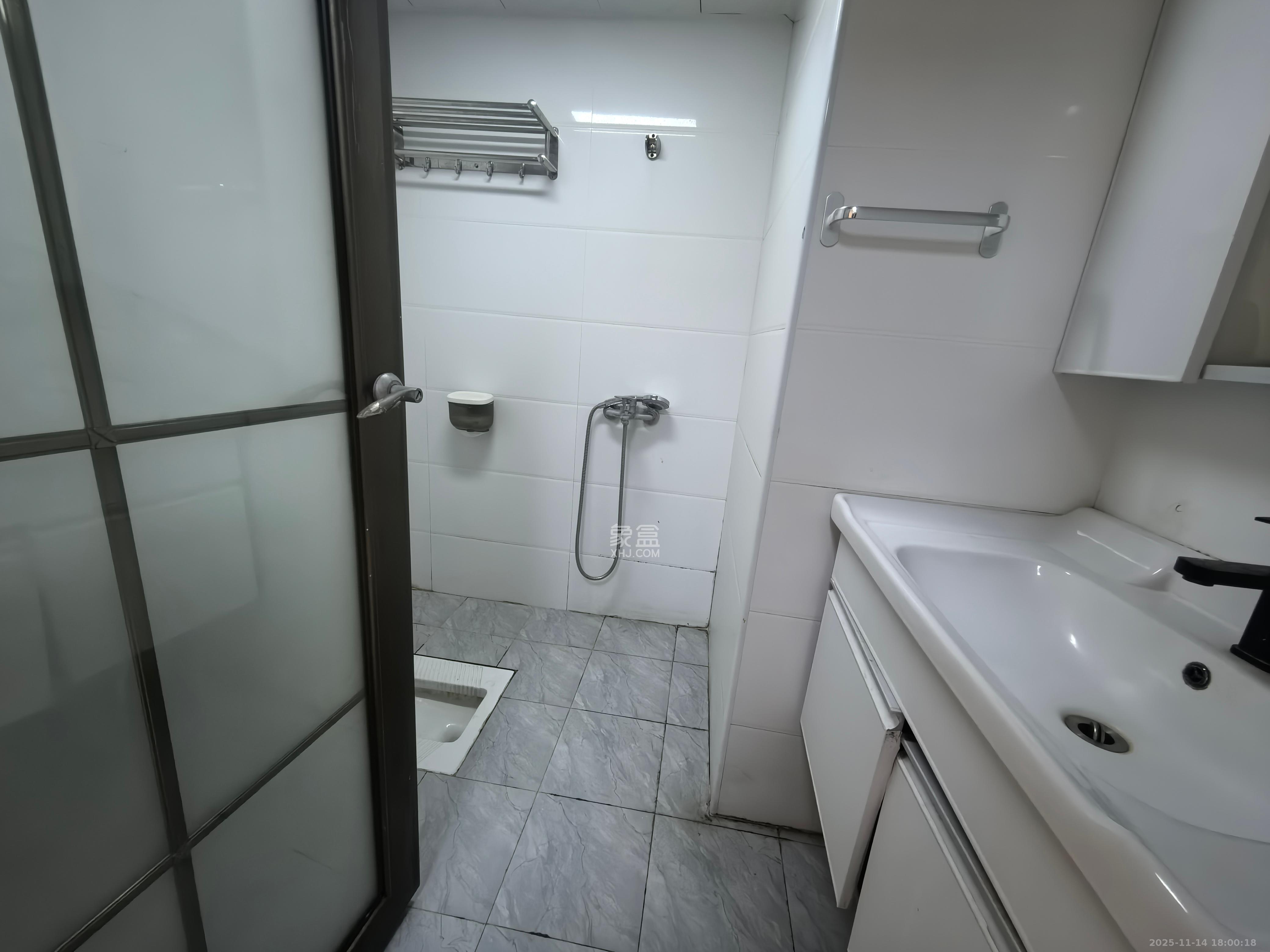 新世界广场  1室1厅1卫    1300.0元/月室内图