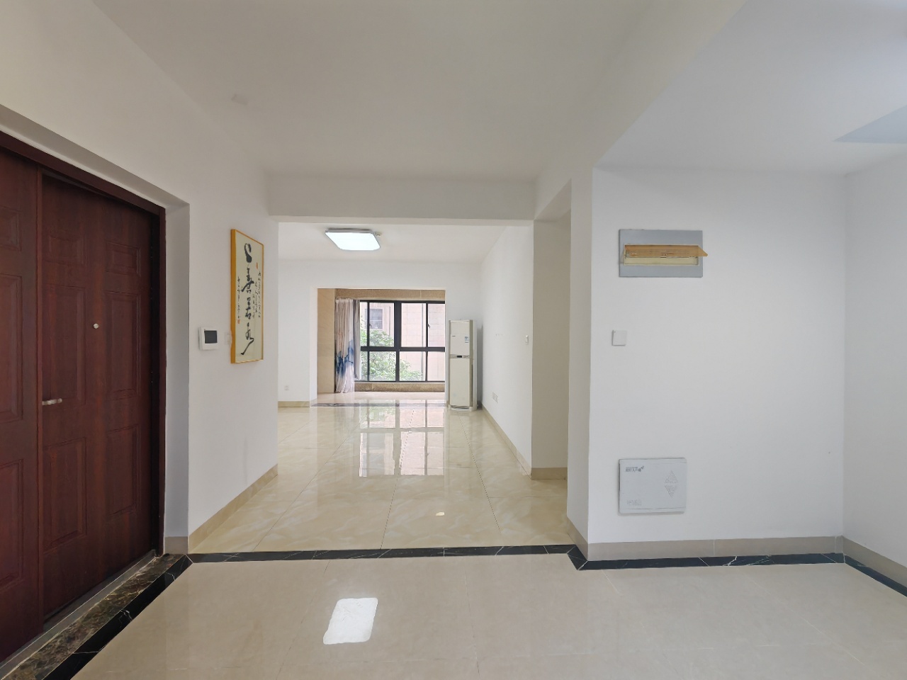 海航豪庭南苑  3室2厅2卫    229.0万客厅