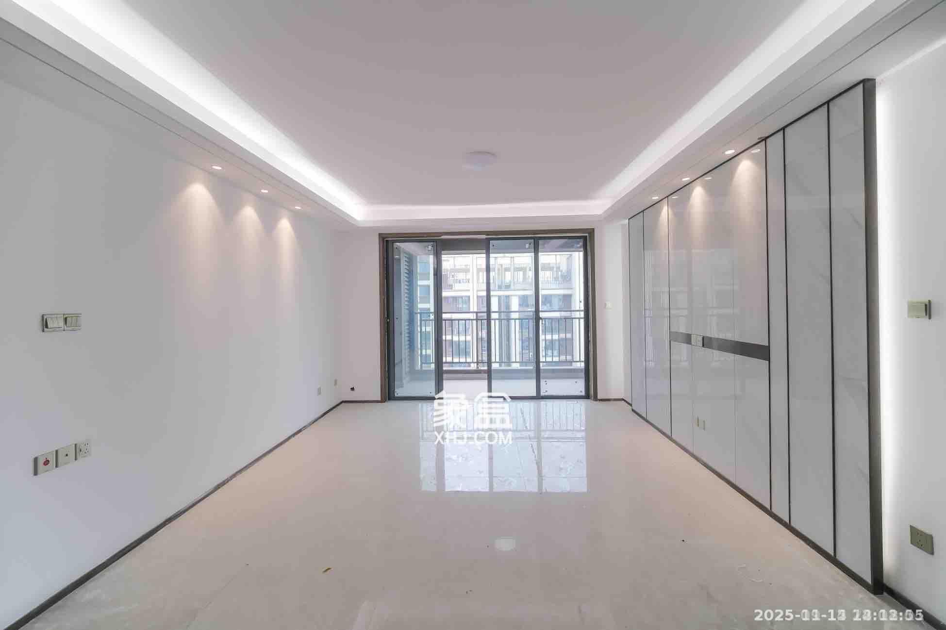 荣盛城  3室2厅2卫    1800.0元/月