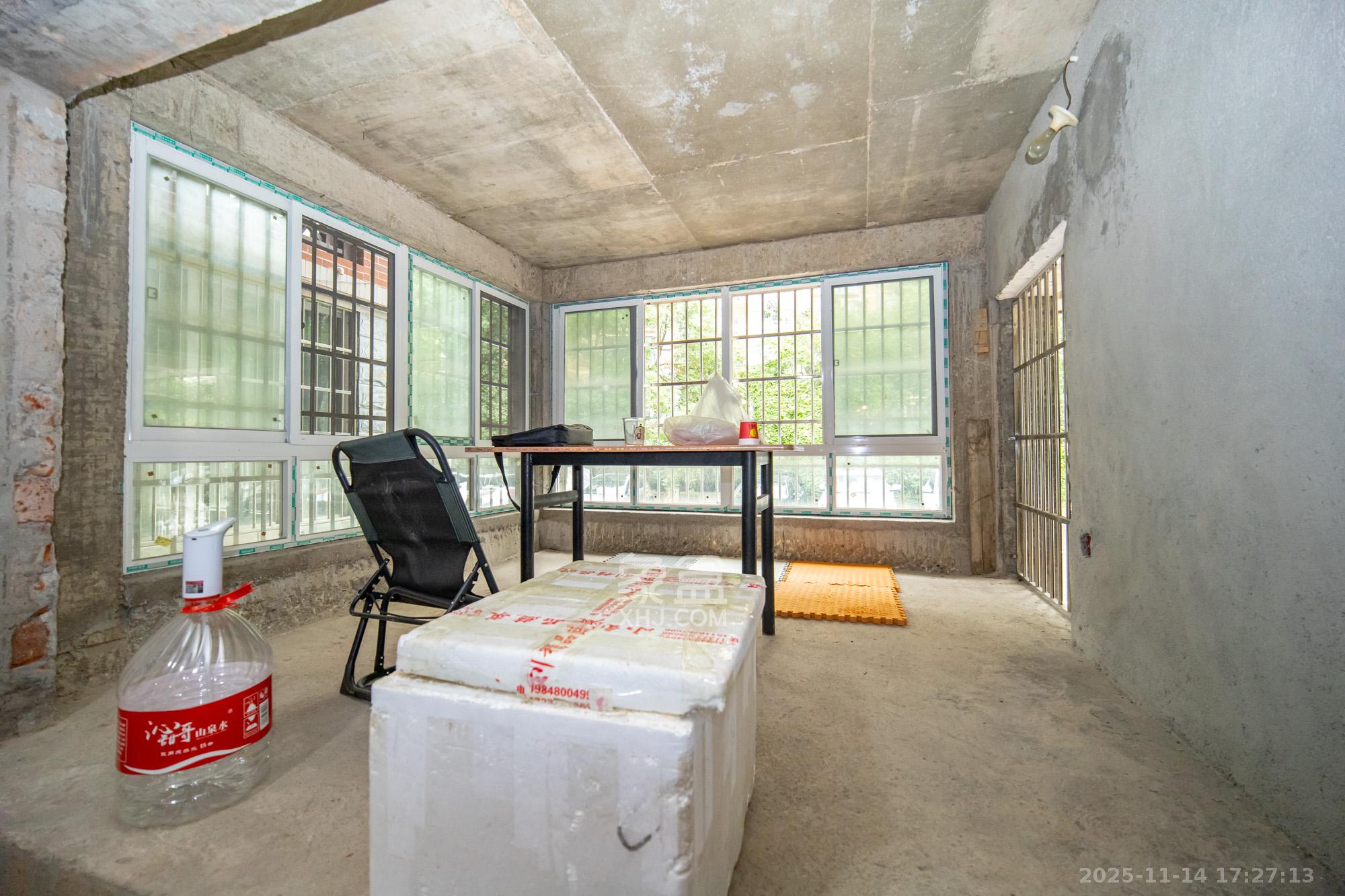 幸福里(幸福里一期) 6室2厅4卫 176.0万 幸福里(幸福里一期) 6室2厅4卫 176.0万阳台