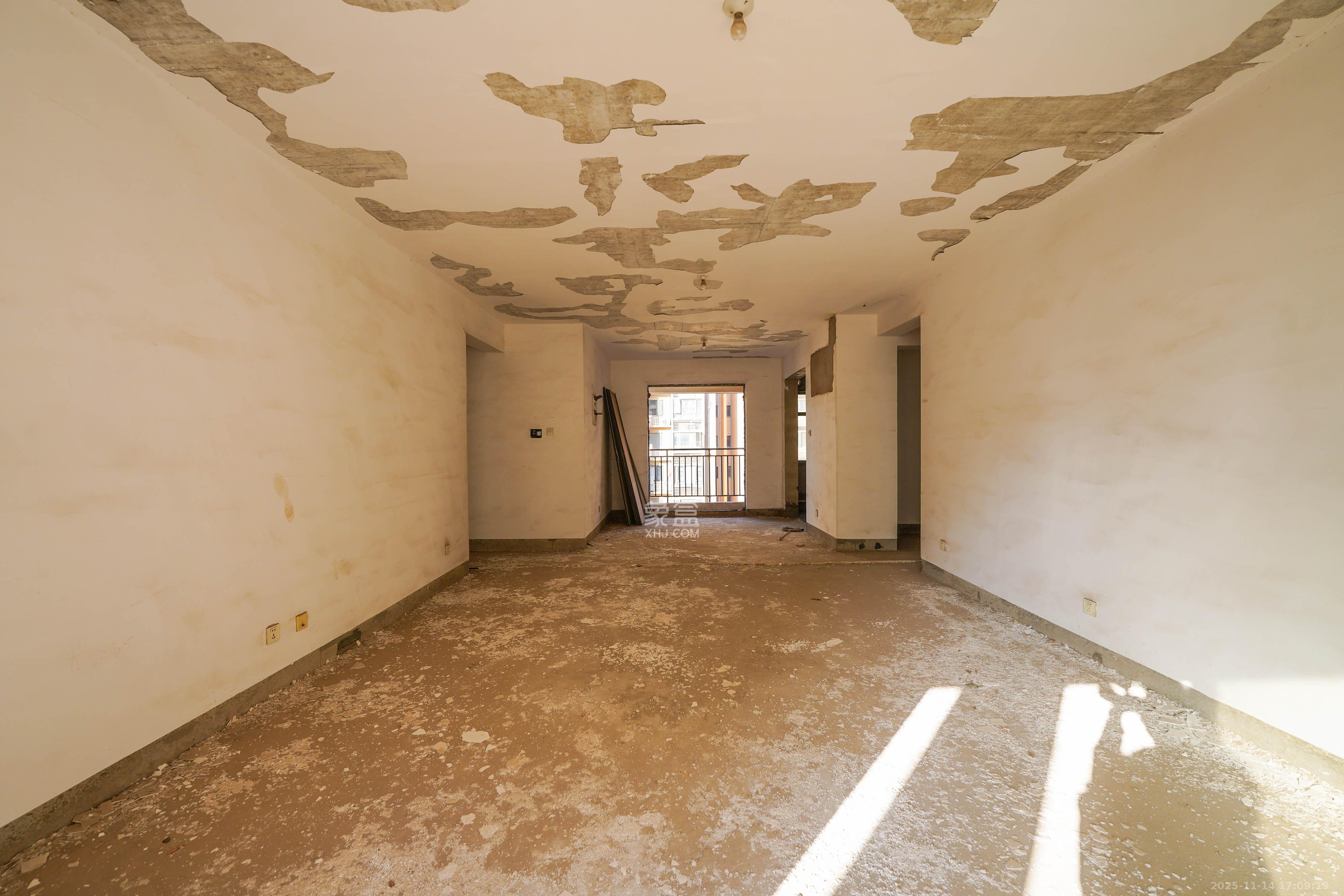 和美星城  4室2厅2卫    105.0万客厅