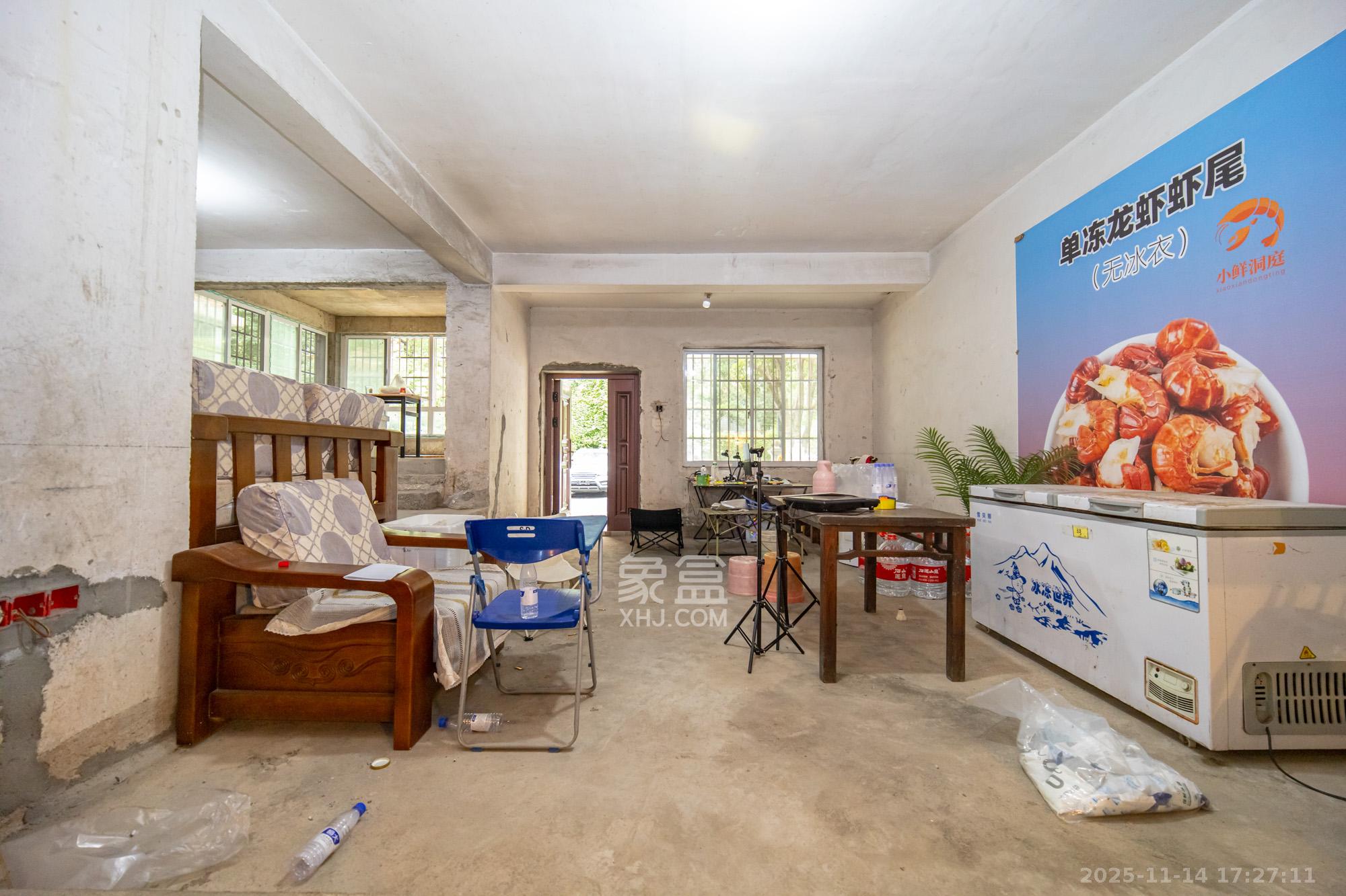 幸福里(幸福里一期) 6室2厅4卫 176.0万 幸福里(幸福里一期) 6室2厅4卫 176.0万客厅