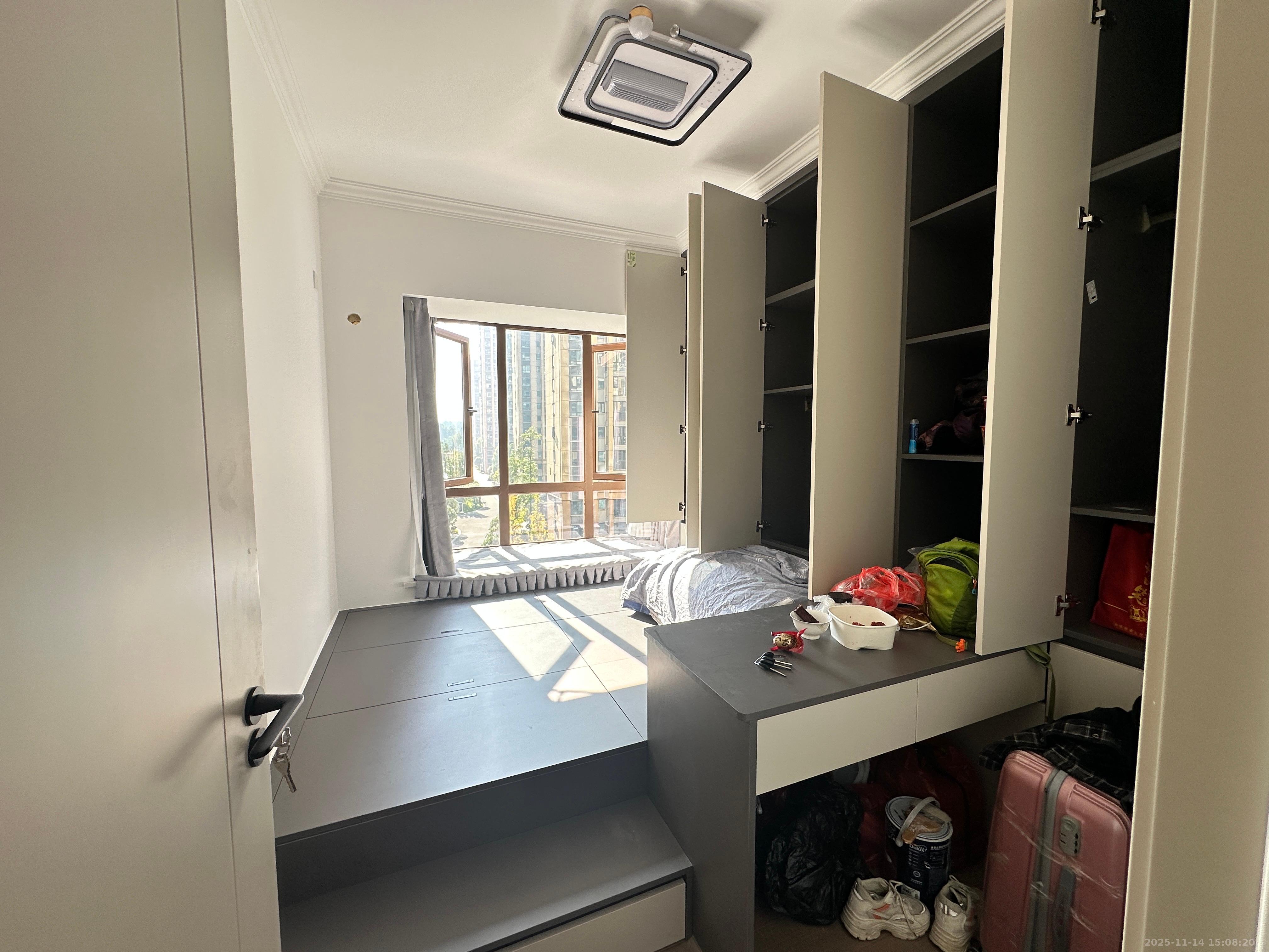 丽发新城 3室2厅1卫 2200.0元/月 丽发新城 3室2厅1卫 2200.0元/月室内图