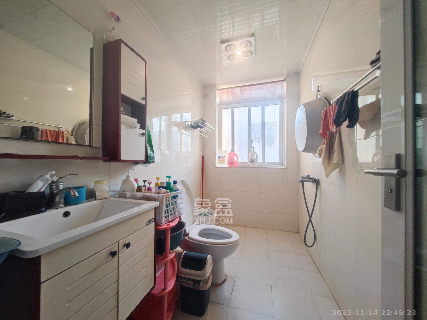 鄱阳小区  3室2厅2卫    65.0万卫生间