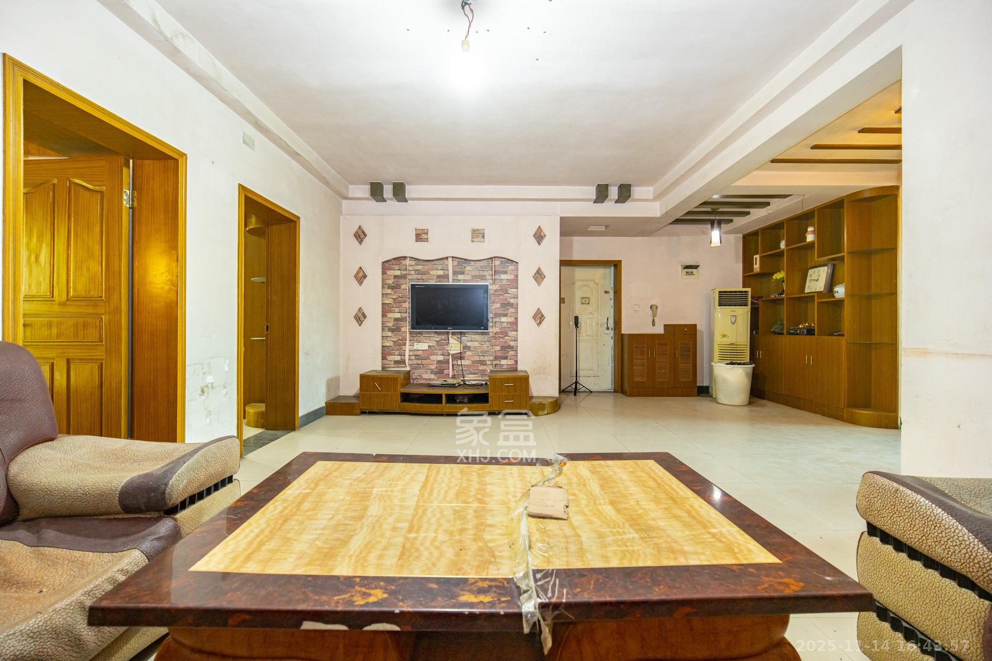 中南汽车世界 3室2厅1卫 33.8万 中南汽车世界 3室2厅1卫 33.8万客厅