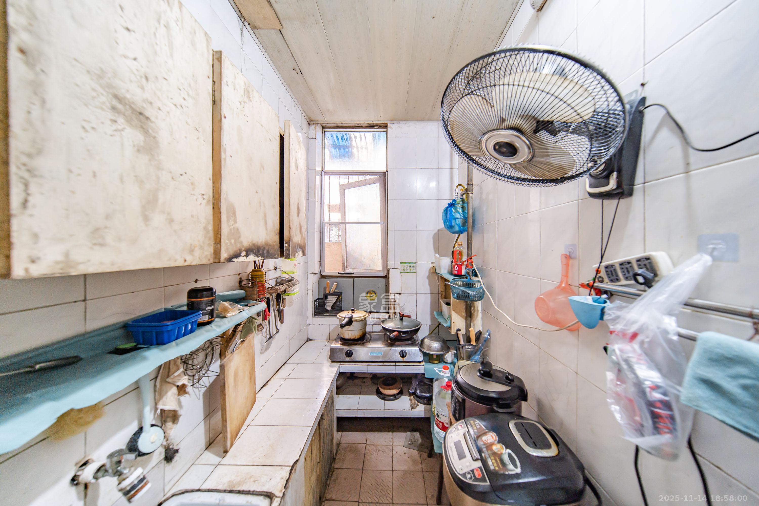 湘雅医院职工宿舍南院 3室1厅1卫 72.0万 湘雅医院职工宿舍南院 3室1厅1卫 72.0万厨房