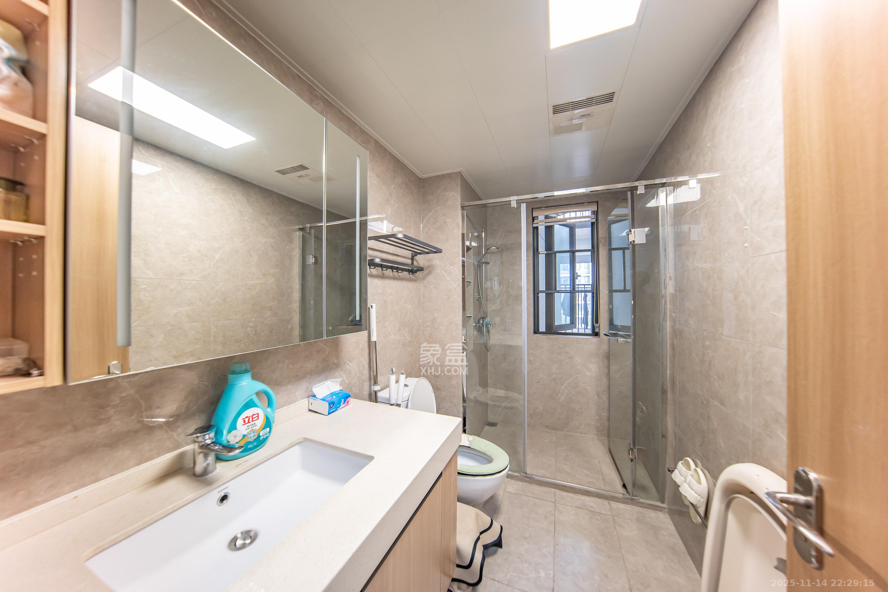 华润凯旋门一期  3室2厅2卫    145.0万卫生间