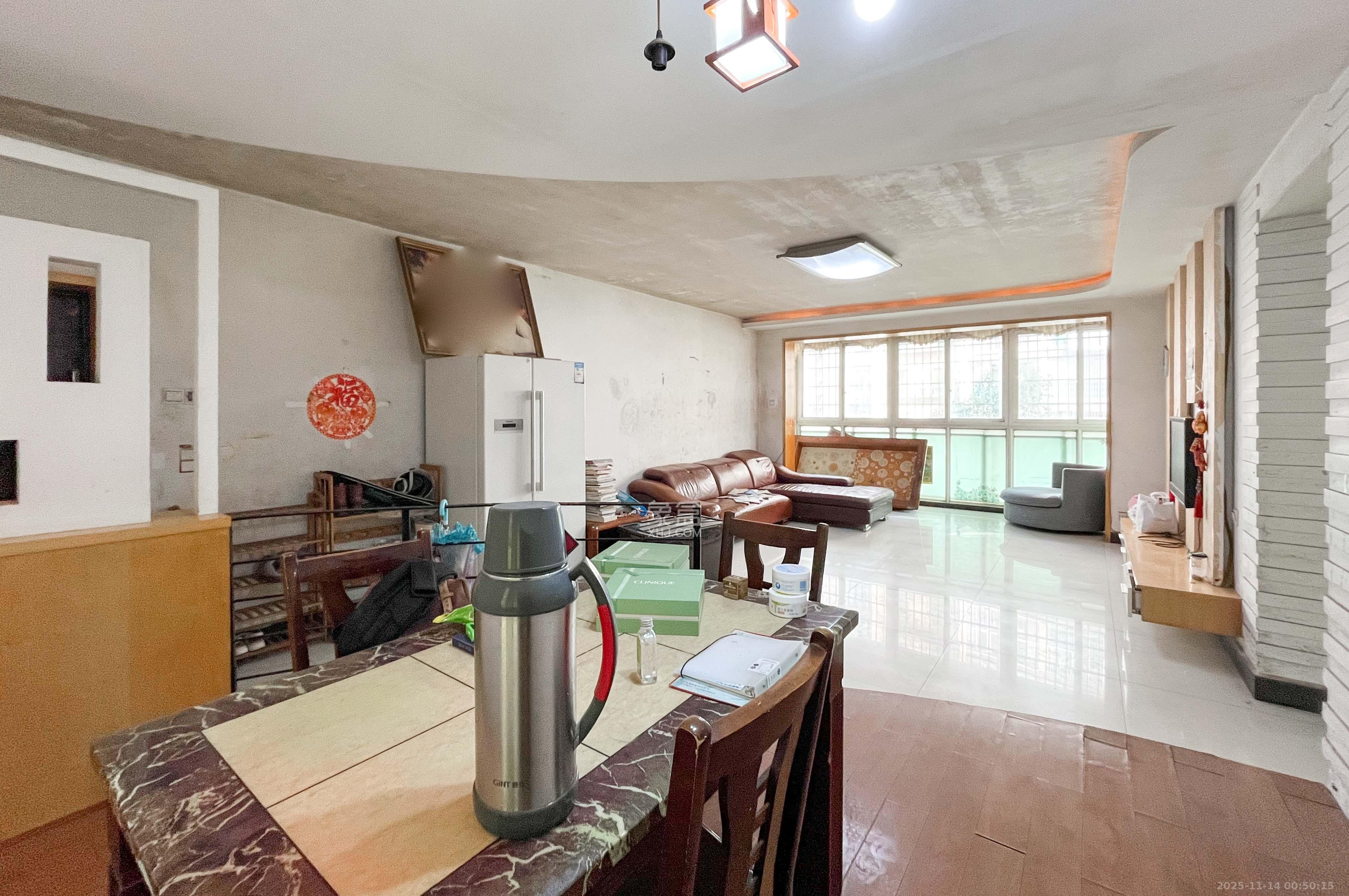 麓谷加州阳光 3室2厅2卫 90.0万 麓谷加州阳光 3室2厅2卫 90.0万客厅