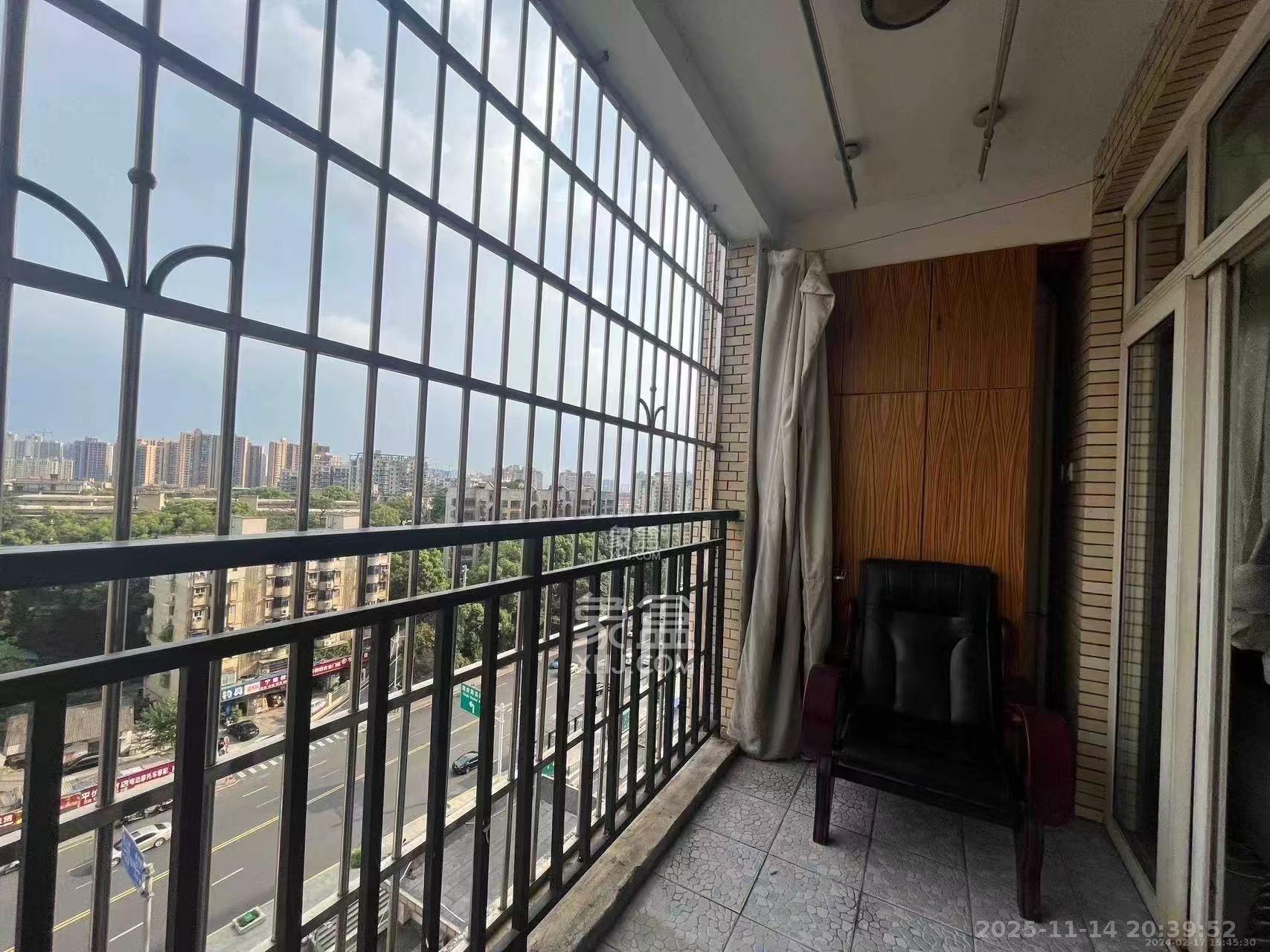 金碧文华  1室2厅1卫    2000.0元/月室内图