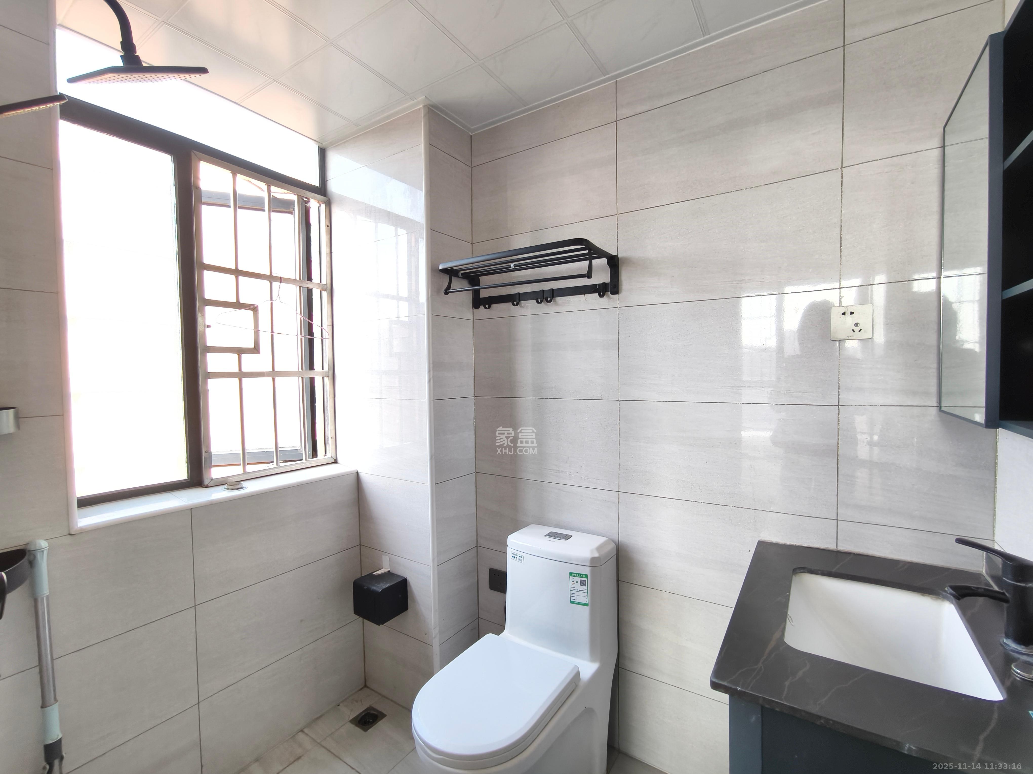 紫华郡 3室2厅2卫 49.8万 紫华郡 3室2厅2卫 49.8万卫生间