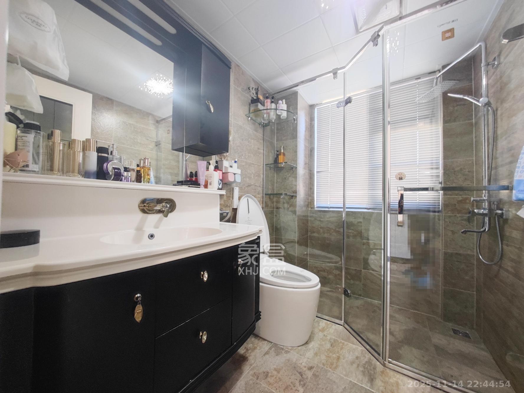 卓越蔚蓝城邦  4室2厅2卫    130.0万卫生间