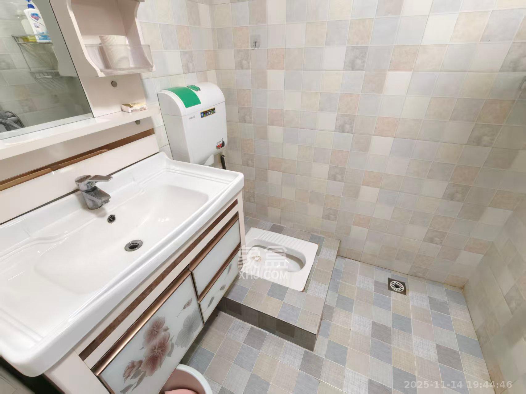 阳光100三期  1室1厅1卫    1600.0元/月室内图