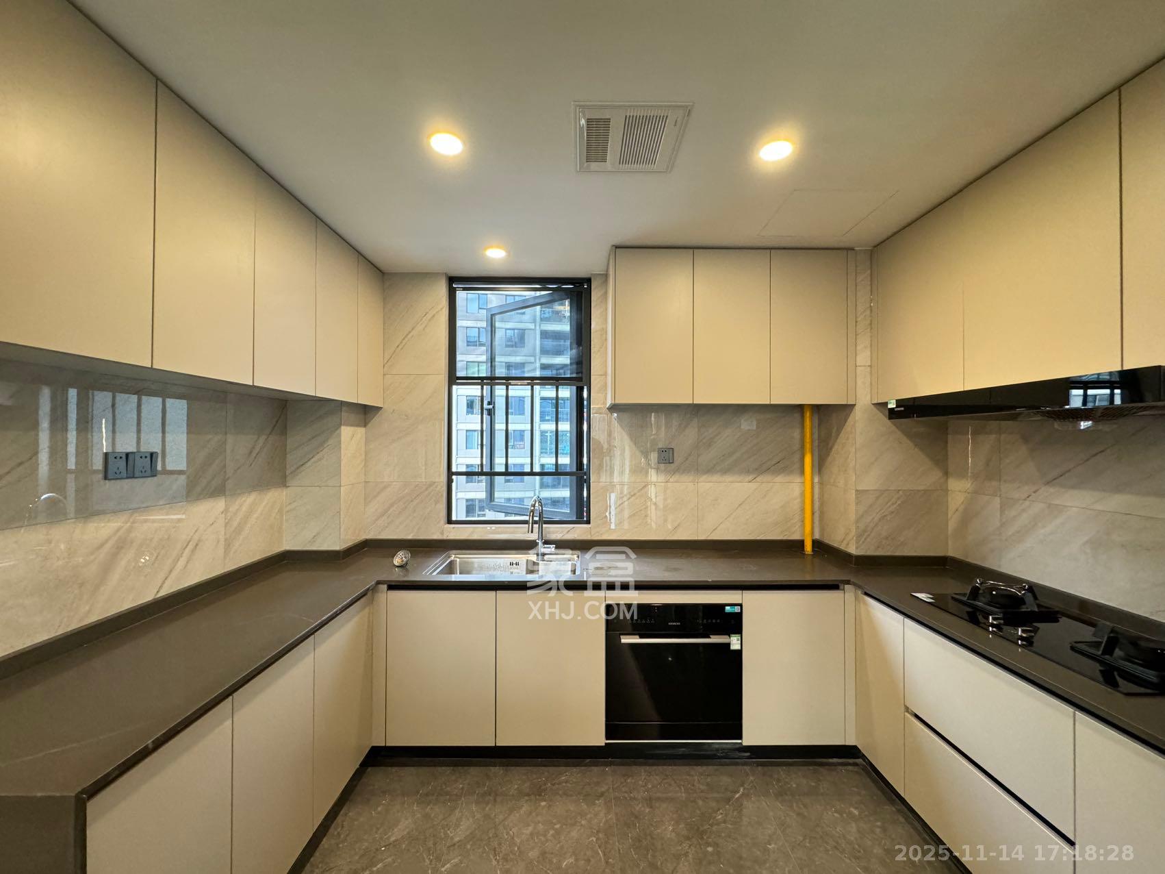 龙湖舜山府  4室2厅2卫    8800.0元/月小区图