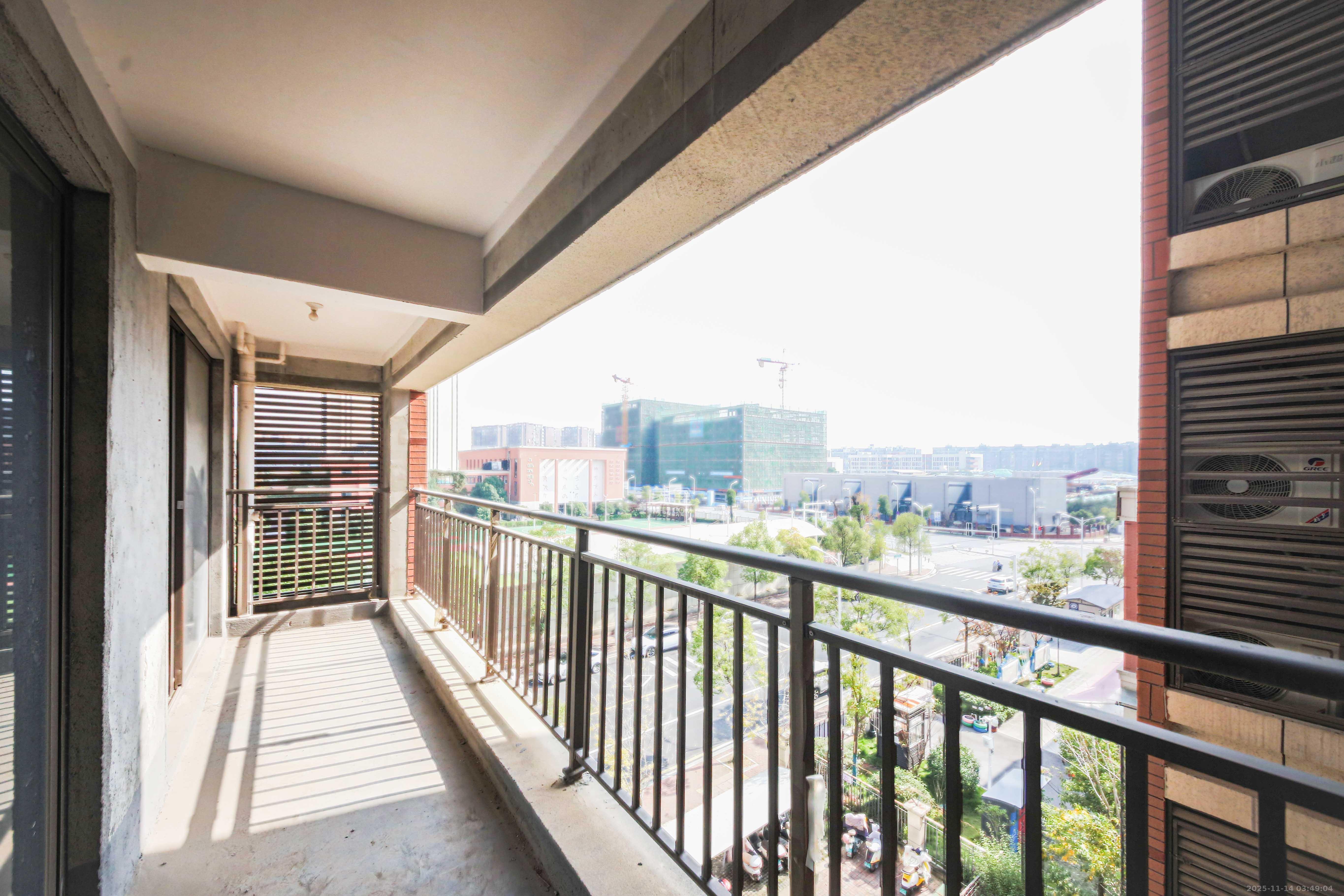 香缇雅苑（鑫远翡丽郡二期）  4室2厅2卫    176.0万阳台