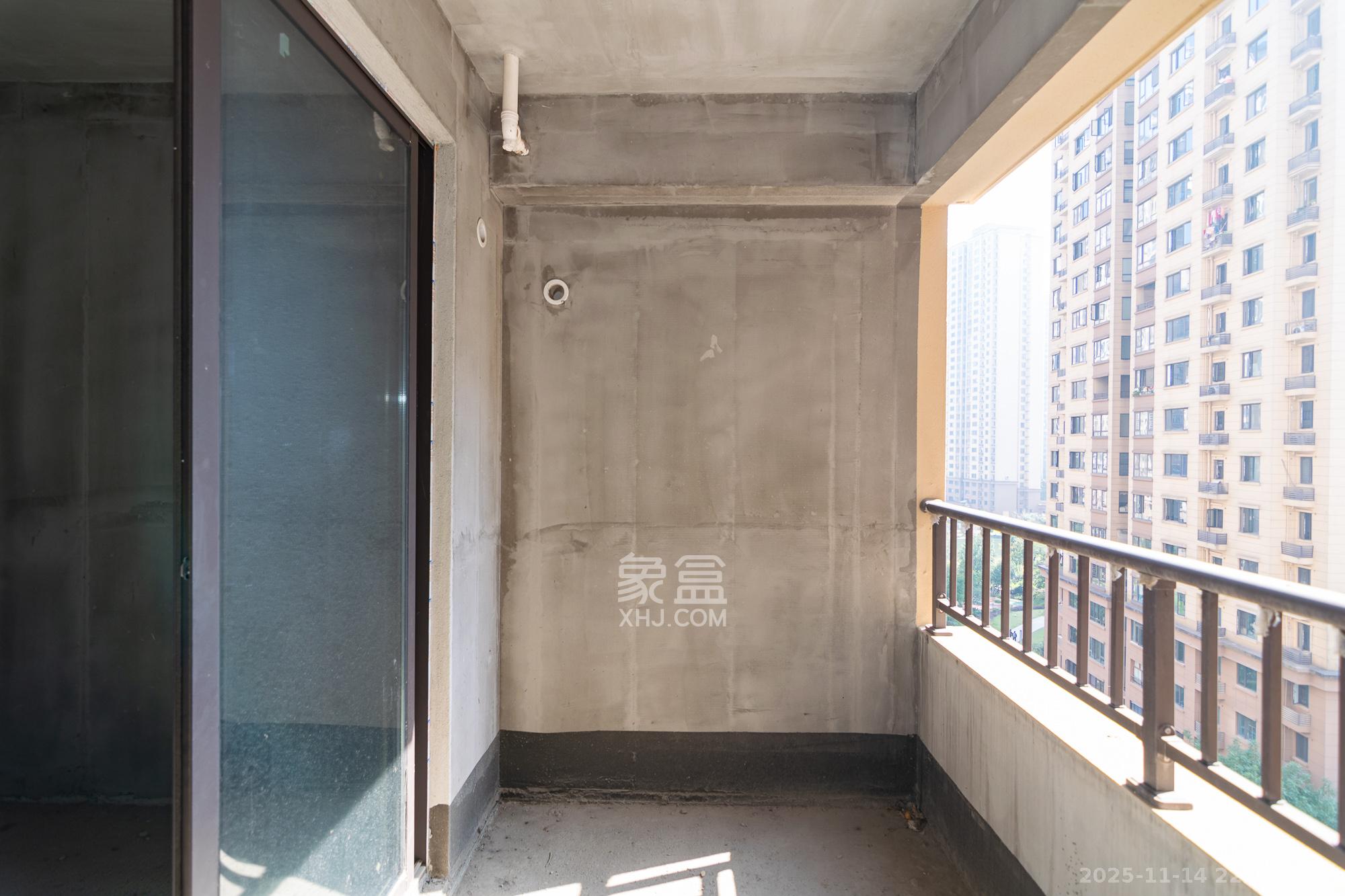 长房星珑湾  4室2厅2卫    65.0万阳台