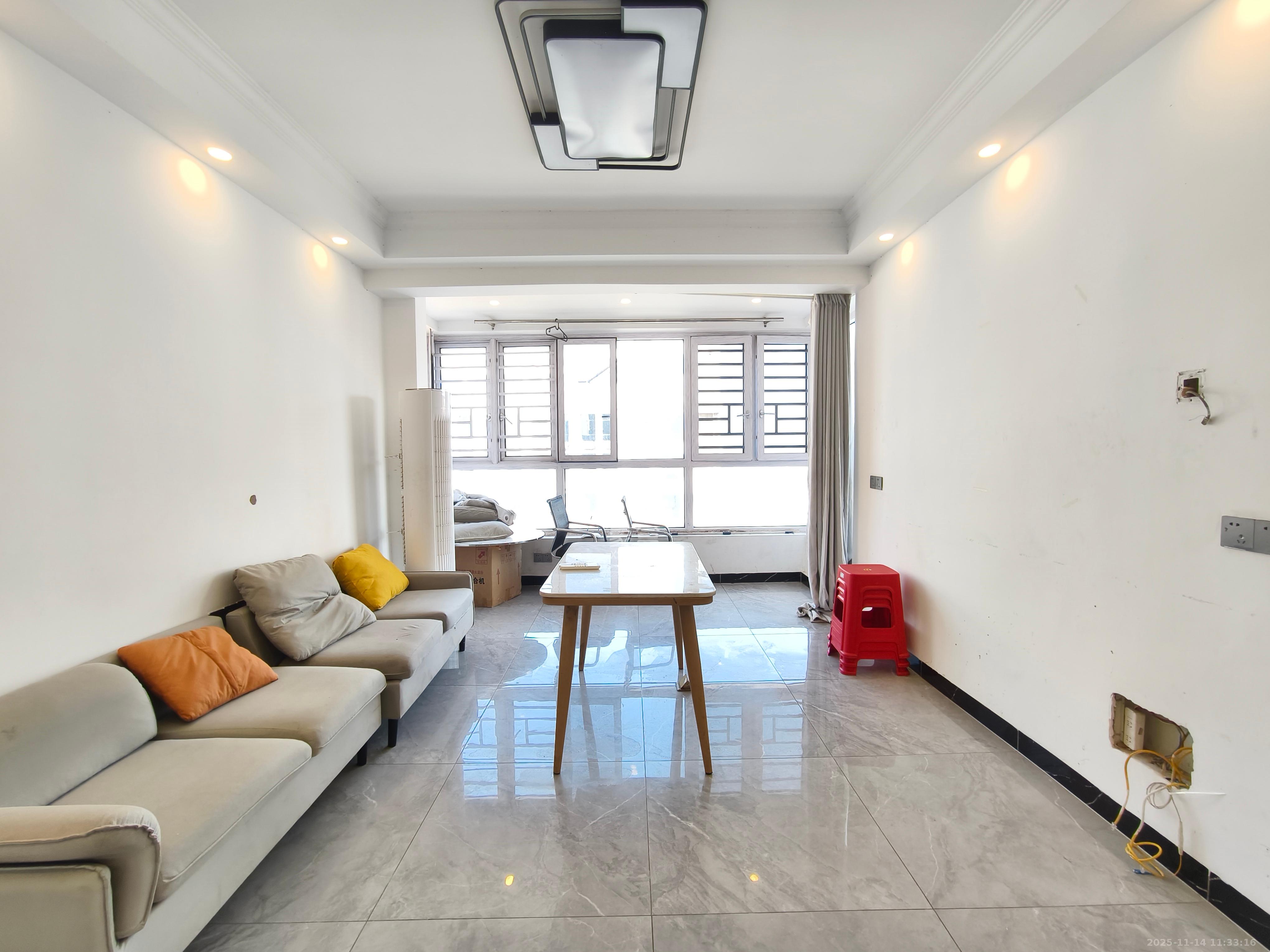 紫华郡 3室2厅2卫 49.8万 紫华郡 3室2厅2卫 49.8万客厅