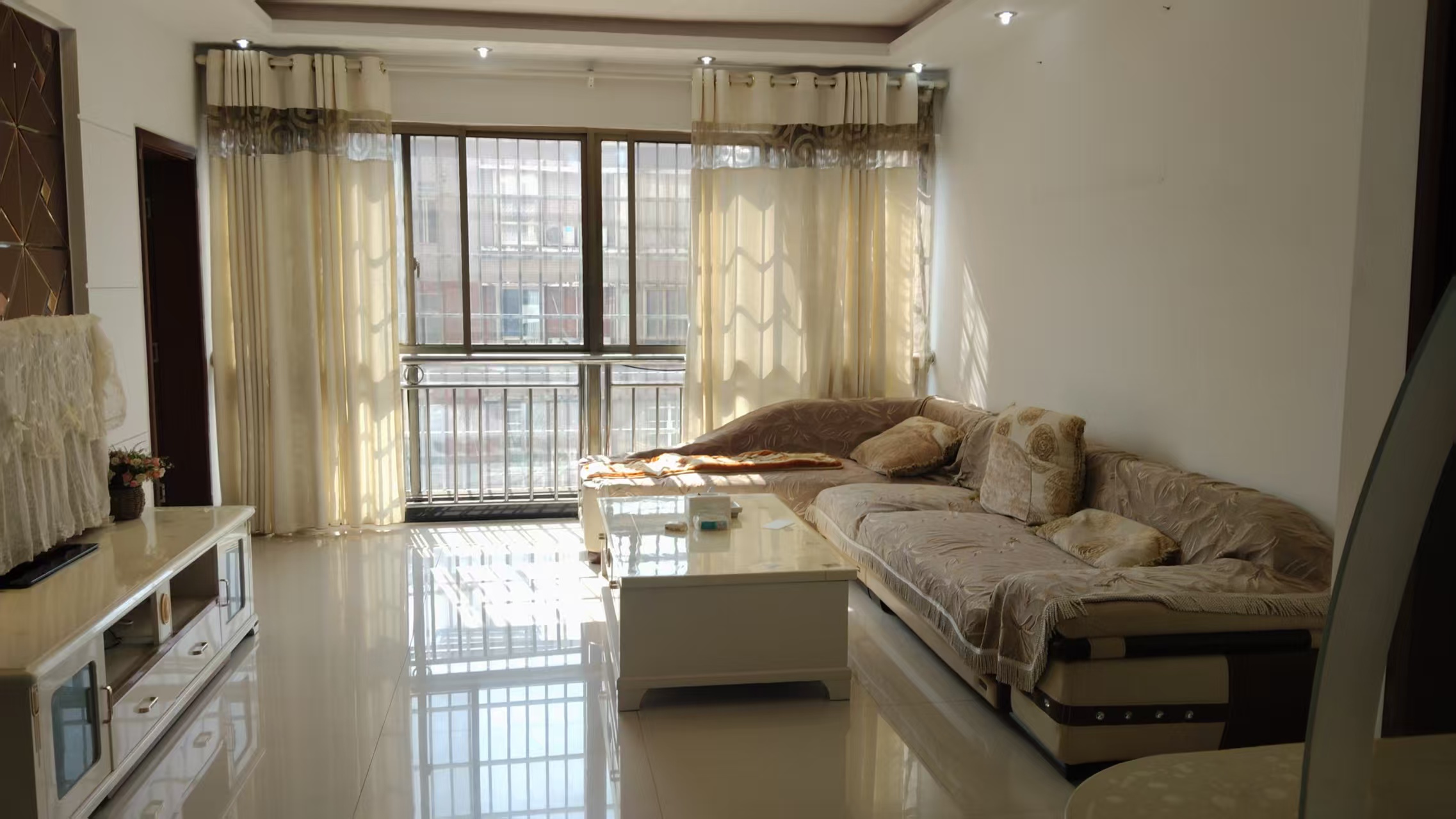 欣天花园 3室2厅2卫 2200.0元/月 欣天花园 3室2厅2卫 2200.0元/月室内图