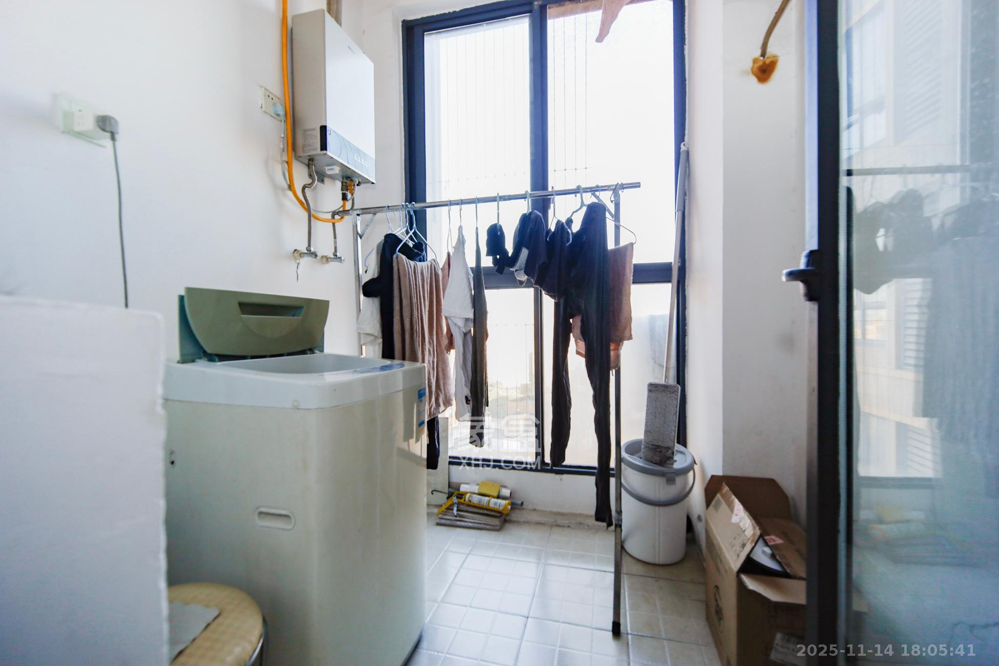 新盛珑璟台  2室2厅1卫    75.8万阳台