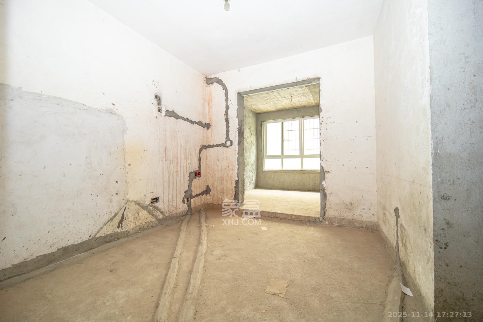 幸福里(幸福里一期) 6室2厅4卫 176.0万 幸福里(幸福里一期) 6室2厅4卫 176.0万卧室