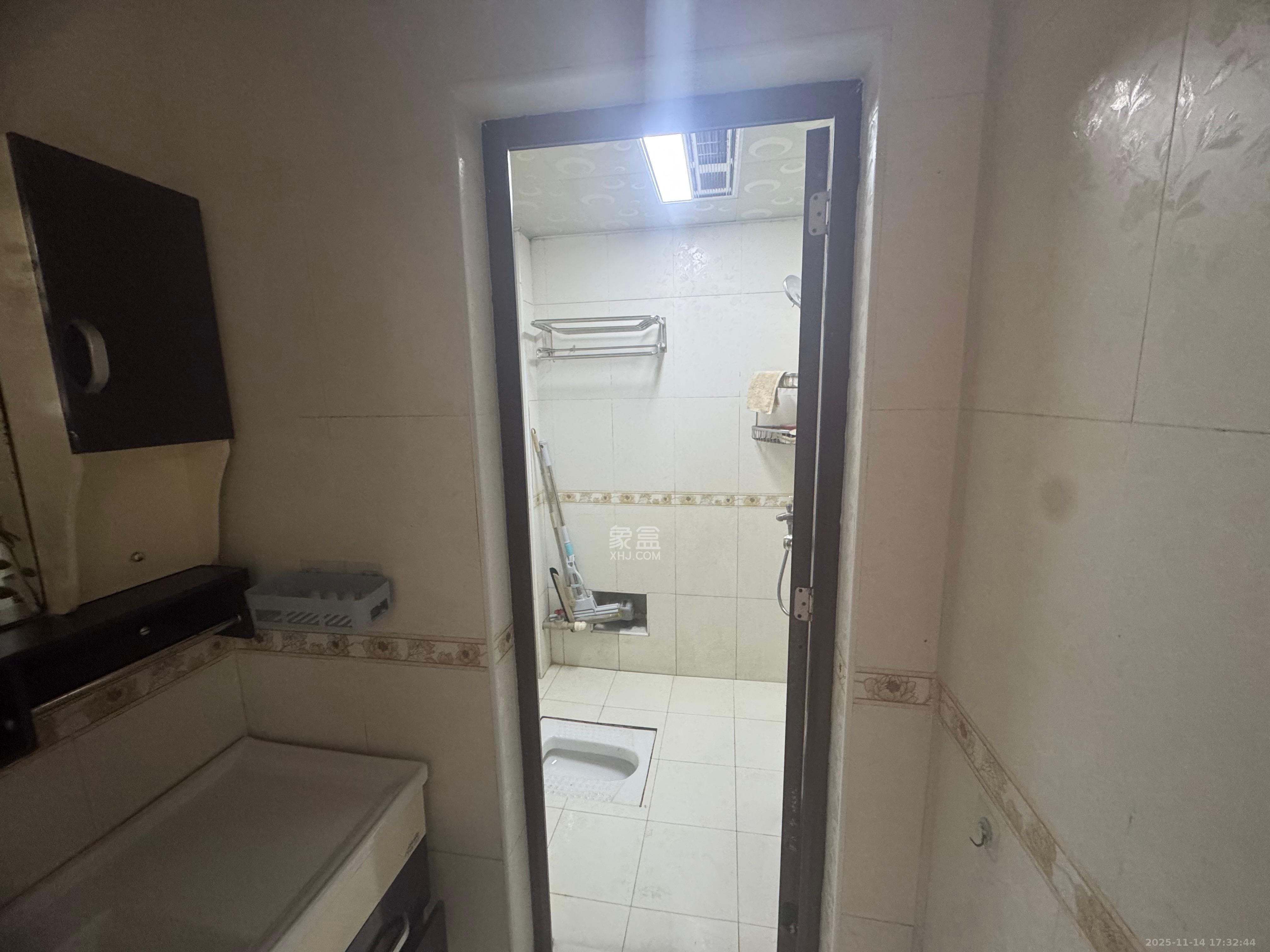 楚天中苑  3室2厅2卫    2000.0元/月室内图