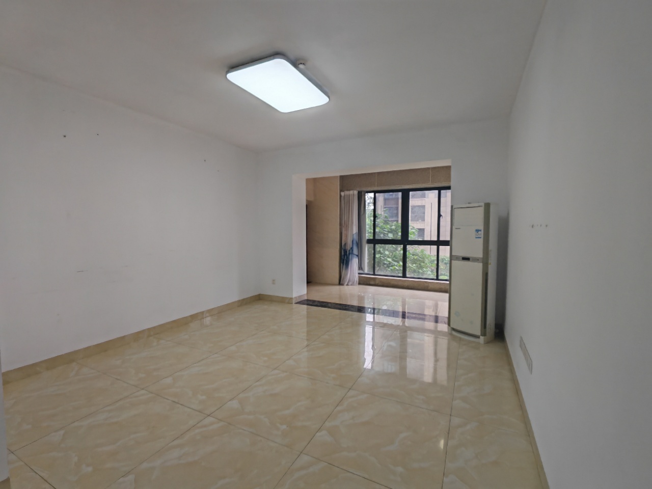 海航豪庭南苑  3室2厅2卫    229.0万客厅