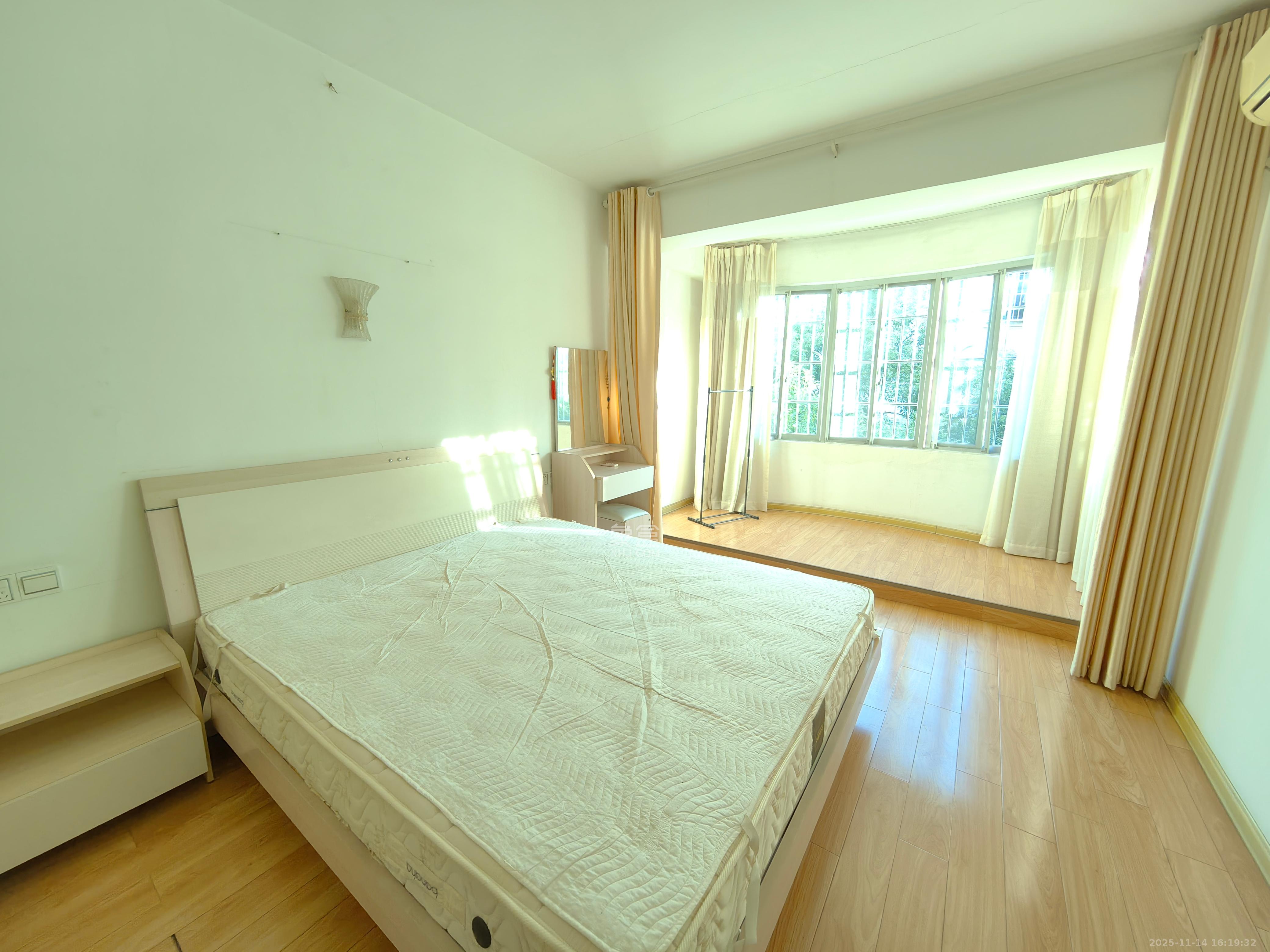 中南汽车世界 3室2厅1卫 1300.0元/月 中南汽车世界 3室2厅1卫 1300.0元/月室内图