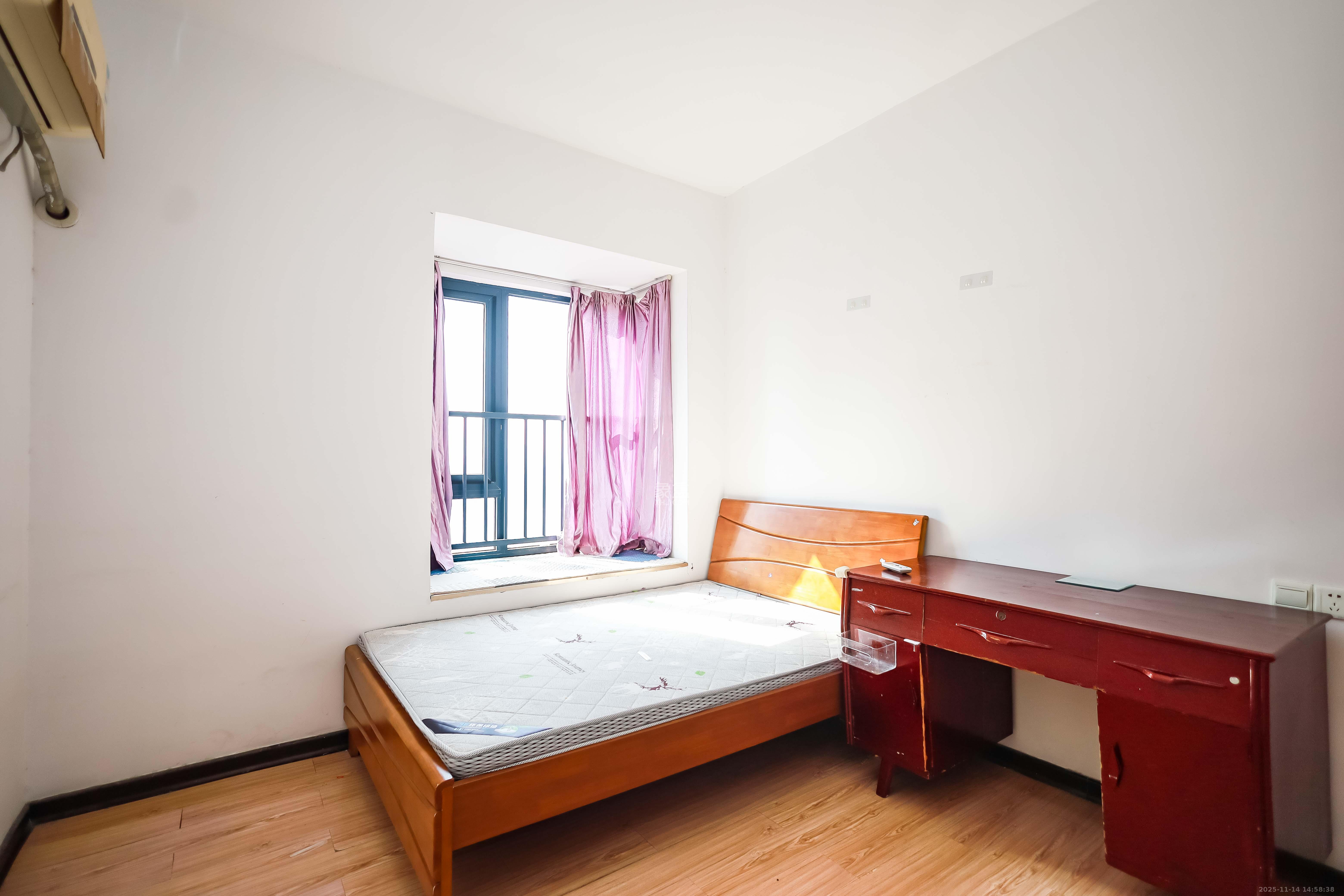 北京御园一二期（国泰嘉园）  3室2厅1卫    100.0万卧室