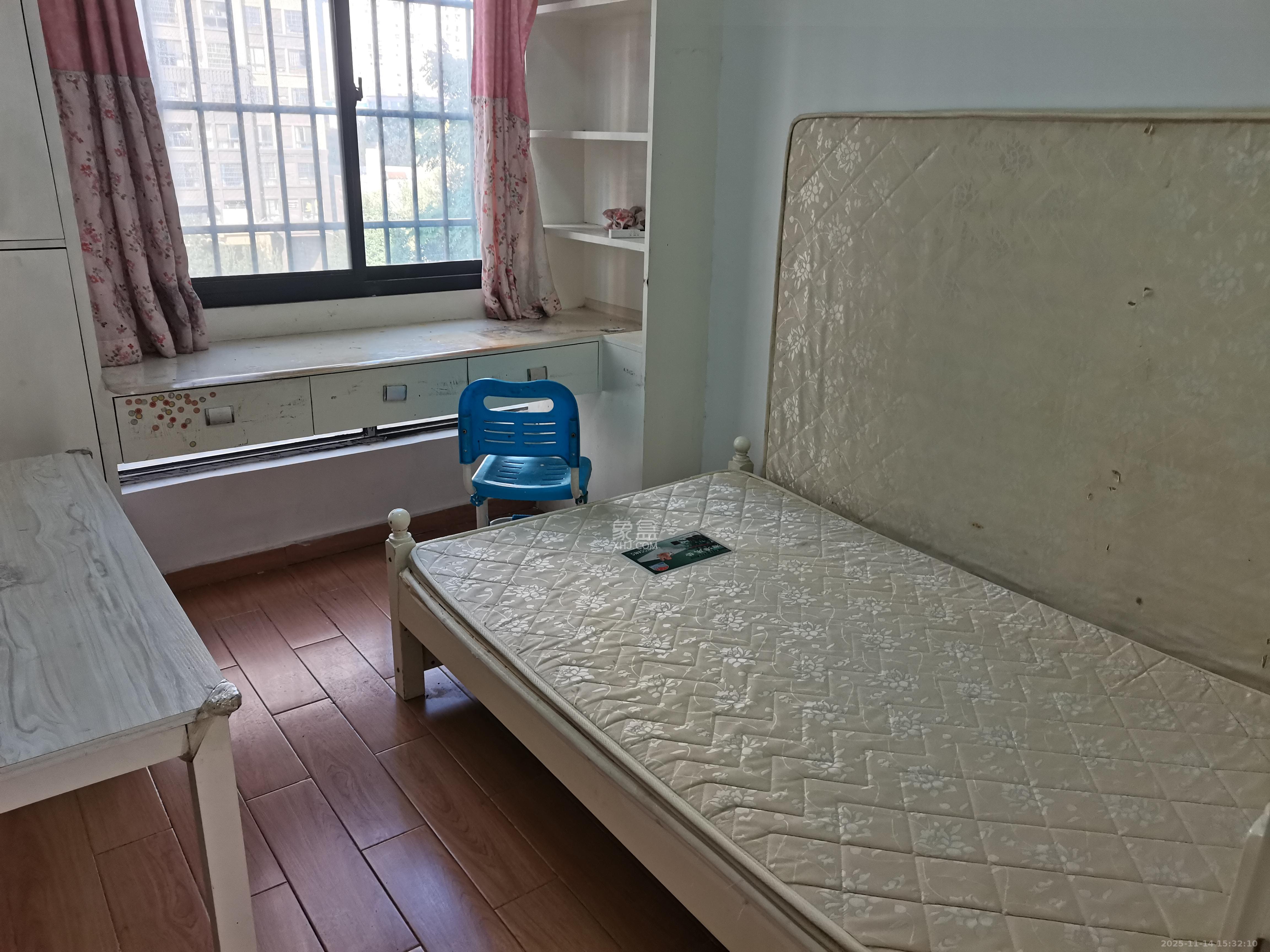 天麓尚层  2室2厅1卫    1800.0元/月室内图