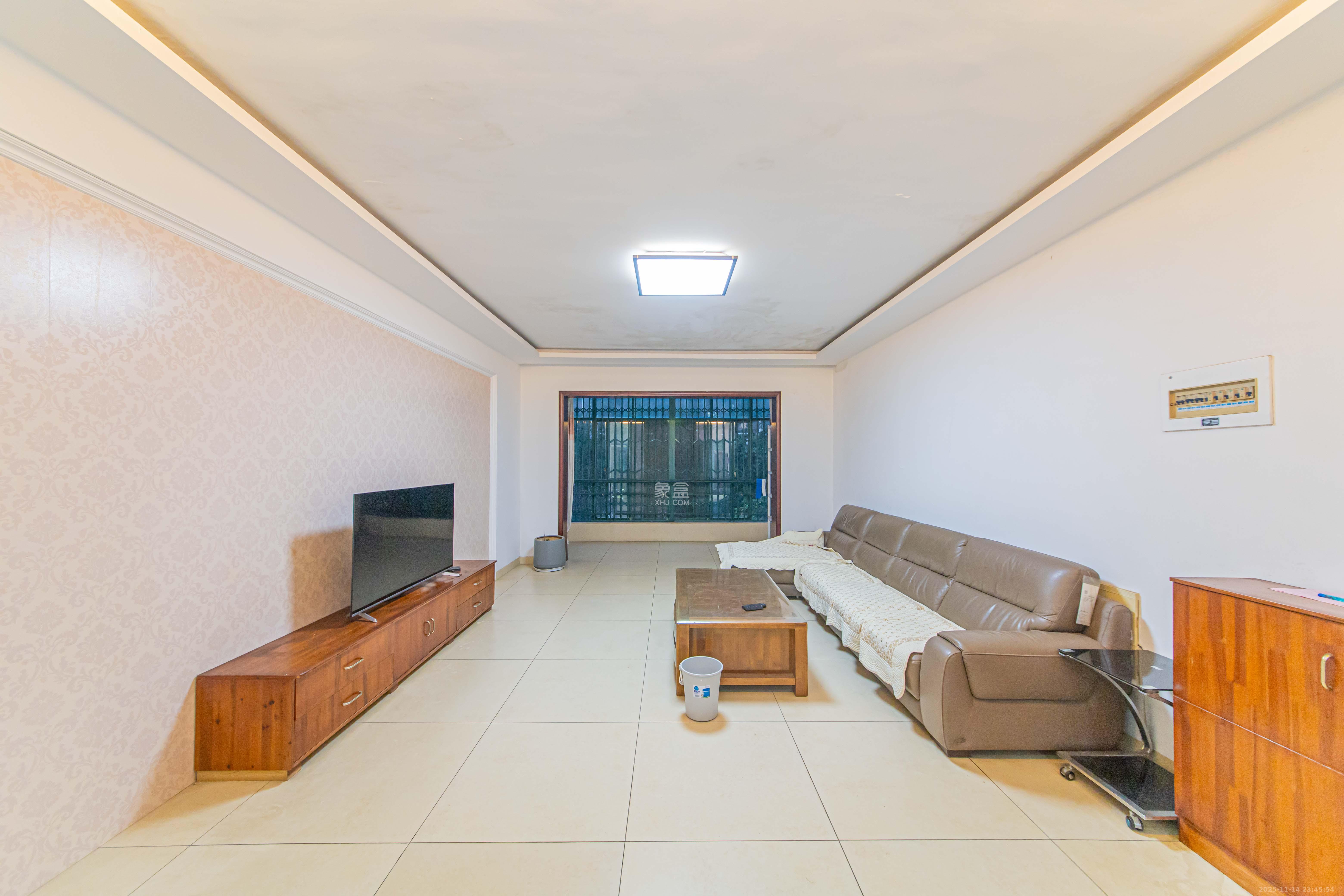 银桂苑 4室2厅2卫 145.0万 银桂苑 4室2厅2卫 145.0万客厅