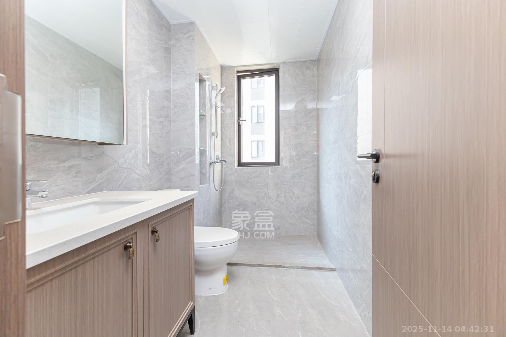 时代建发和著  4室2厅1卫    330.0万卫生间