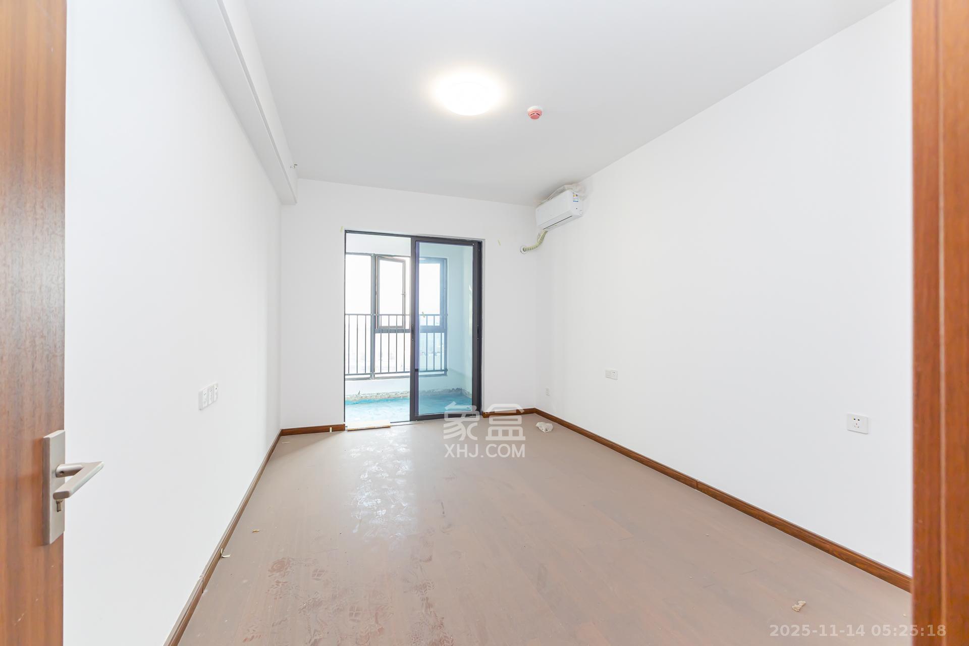 万润滨江天著 4室2厅2卫 128.0万 万润滨江天著 4室2厅2卫 128.0万卧室