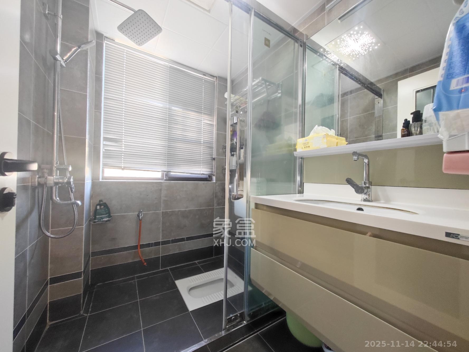 卓越蔚蓝城邦 4室2厅2卫 130.0万 卓越蔚蓝城邦 4室2厅2卫 130.0万卫生间