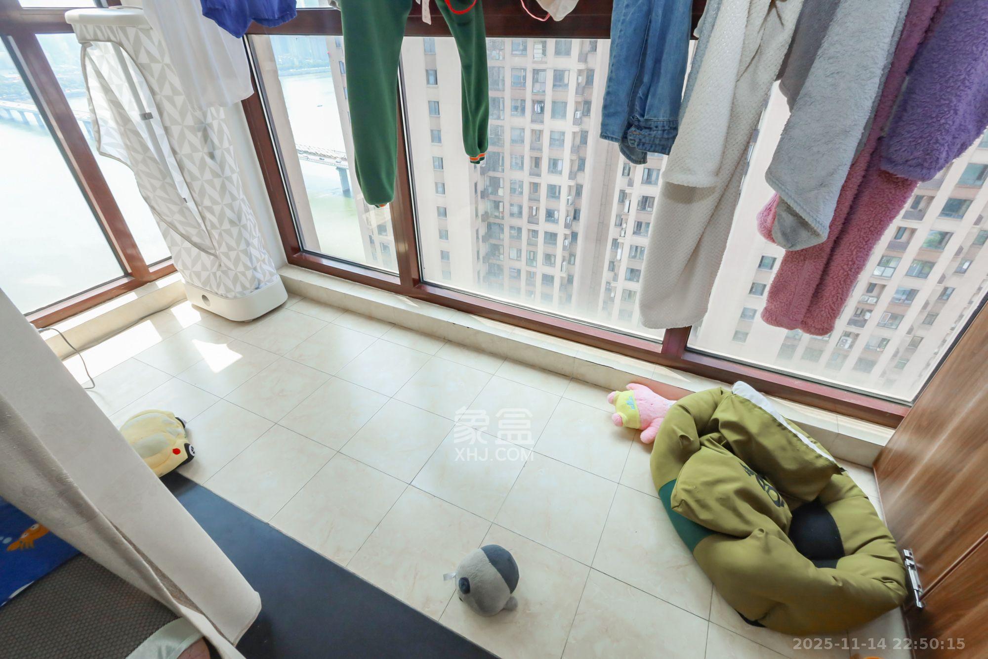 世茂外滩里（世茂铂翠湾三期）  3室2厅1卫    3400.0元/月室内图