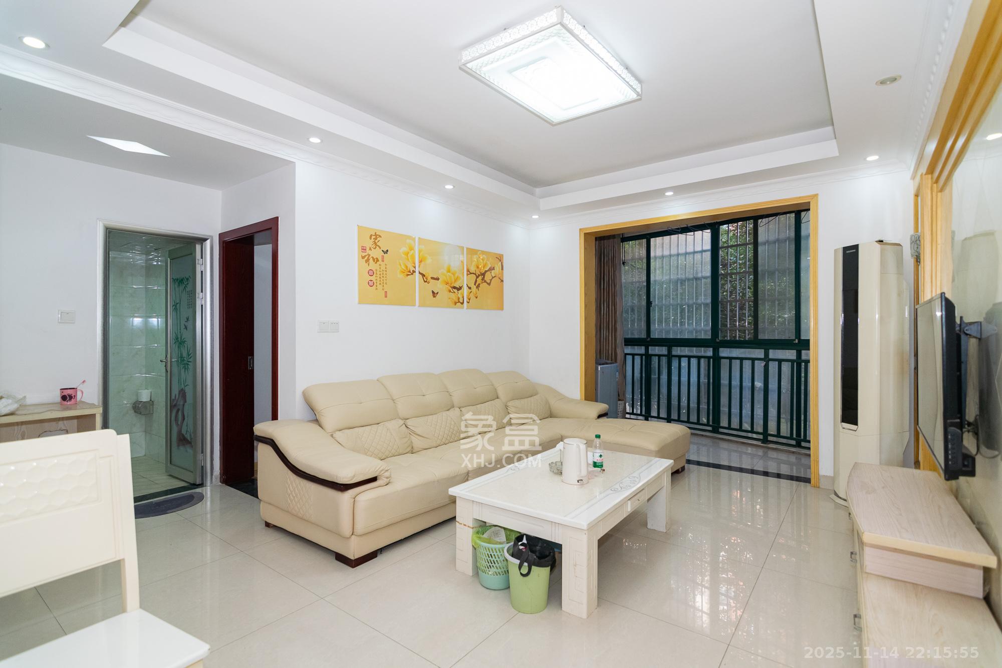 百合湖滨花园 3室2厅2卫 46.0万 百合湖滨花园 3室2厅2卫 46.0万客厅