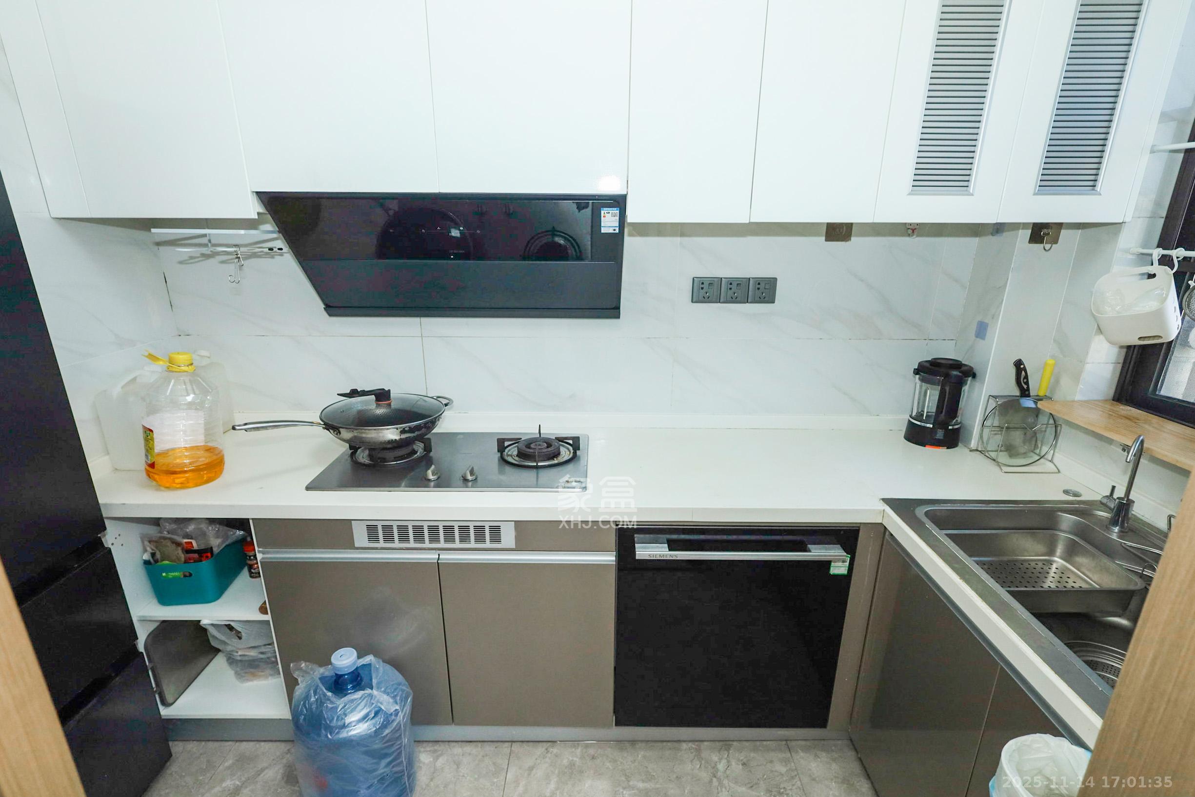 招商华发依云曦城  4室2厅2卫    121.8万厨房