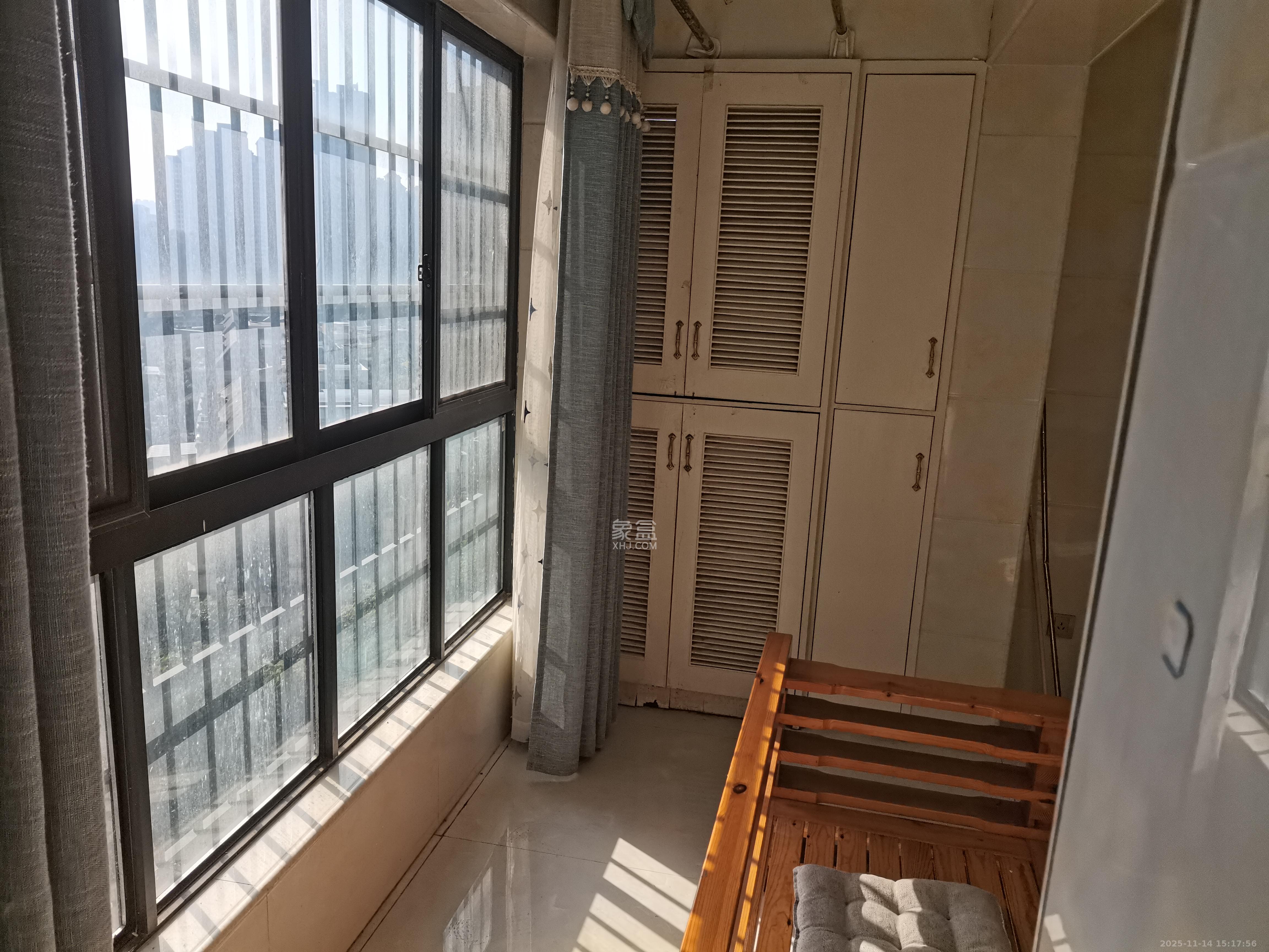 天麓尚层  3室2厅2卫    1800.0元/月室内图