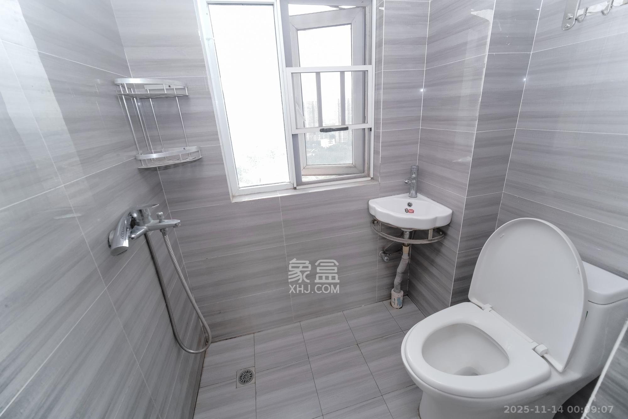 和悦城(蟠龙景苑)  3室2厅2卫    66.0万卫生间