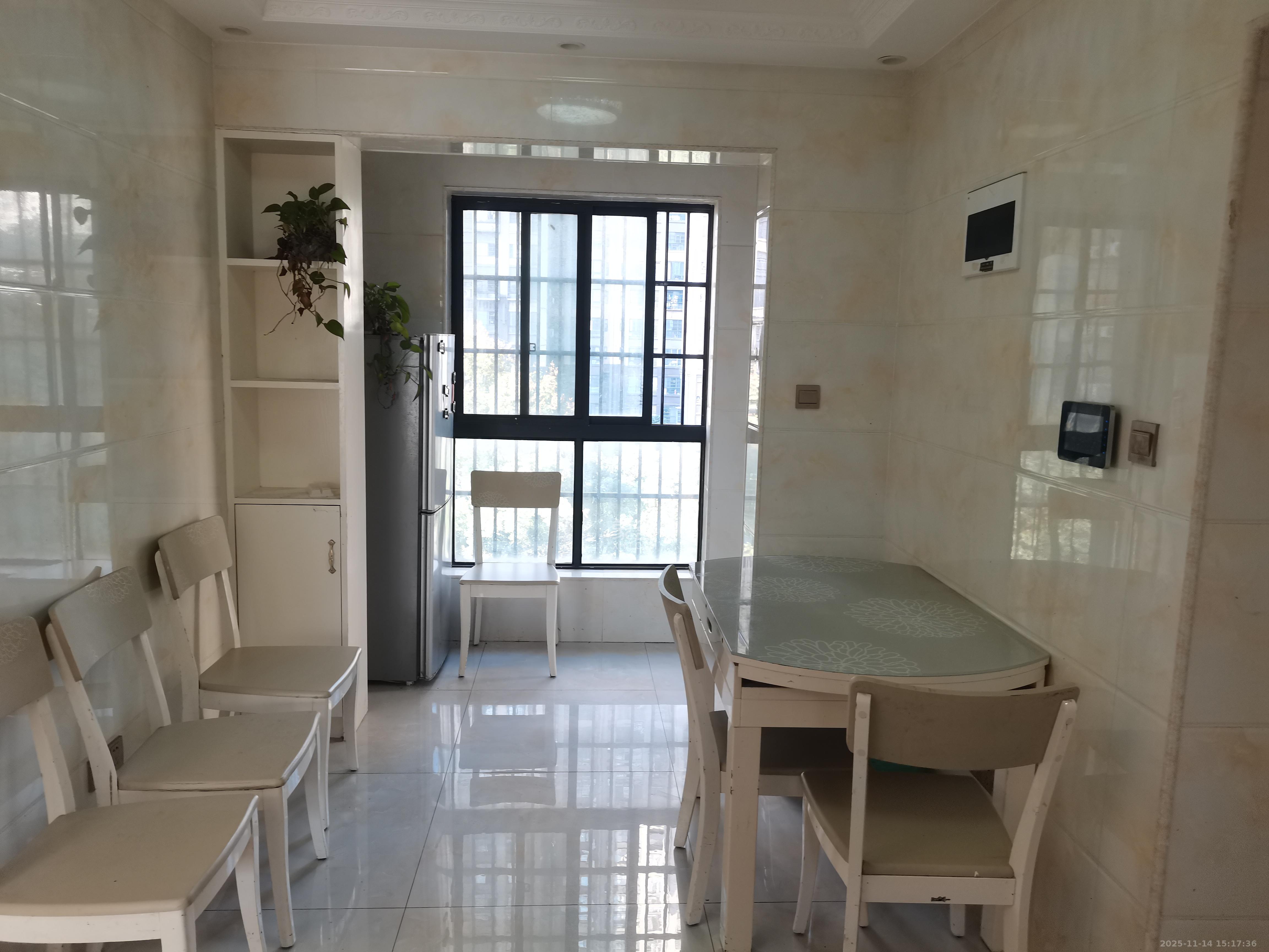 天麓尚层  3室2厅2卫    1800.0元/月室内图