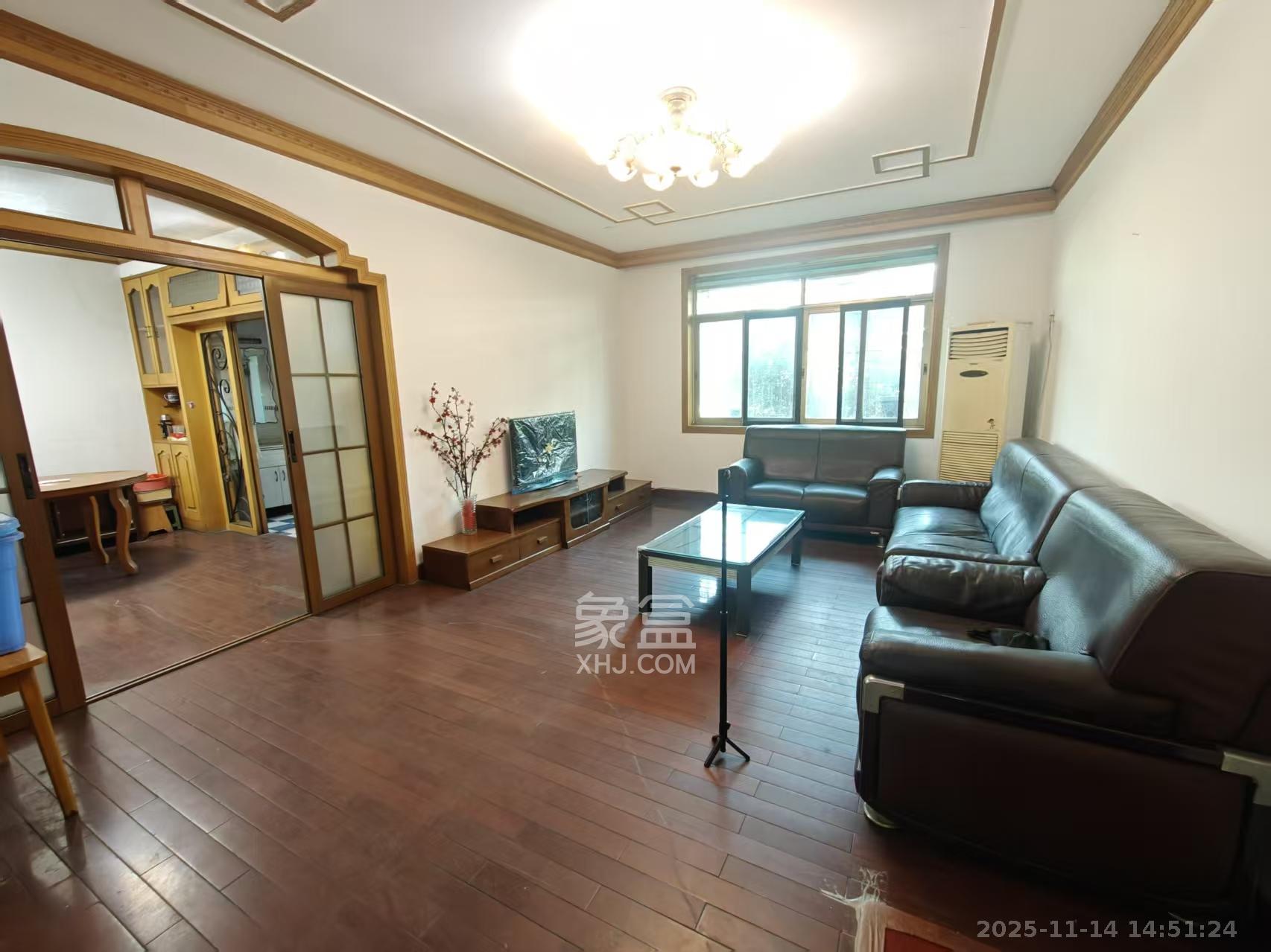 长沙理工大学东院西院  3室2厅1卫    2200.0元/月