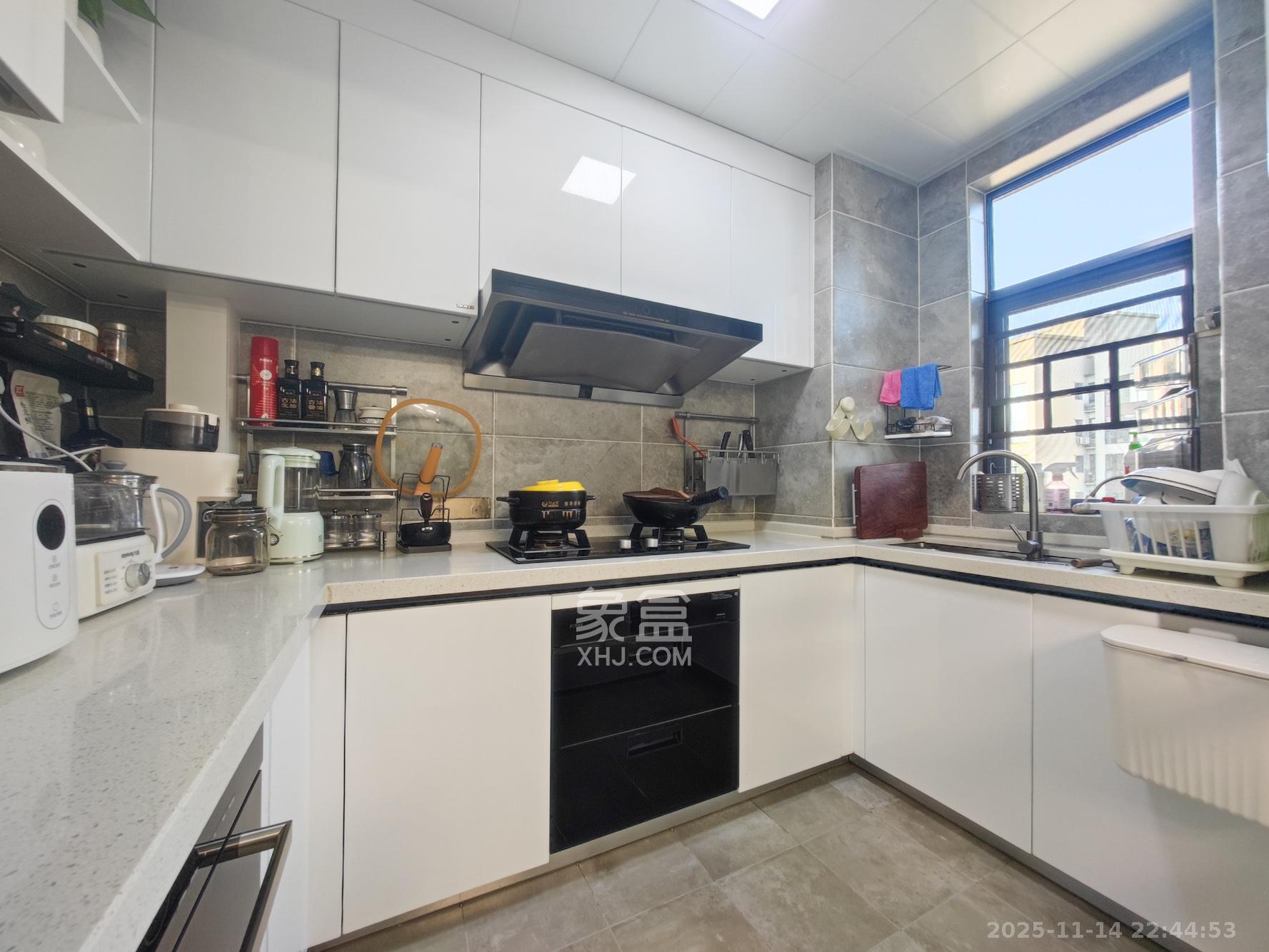 卓越蔚蓝城邦  4室2厅2卫    130.0万厨房