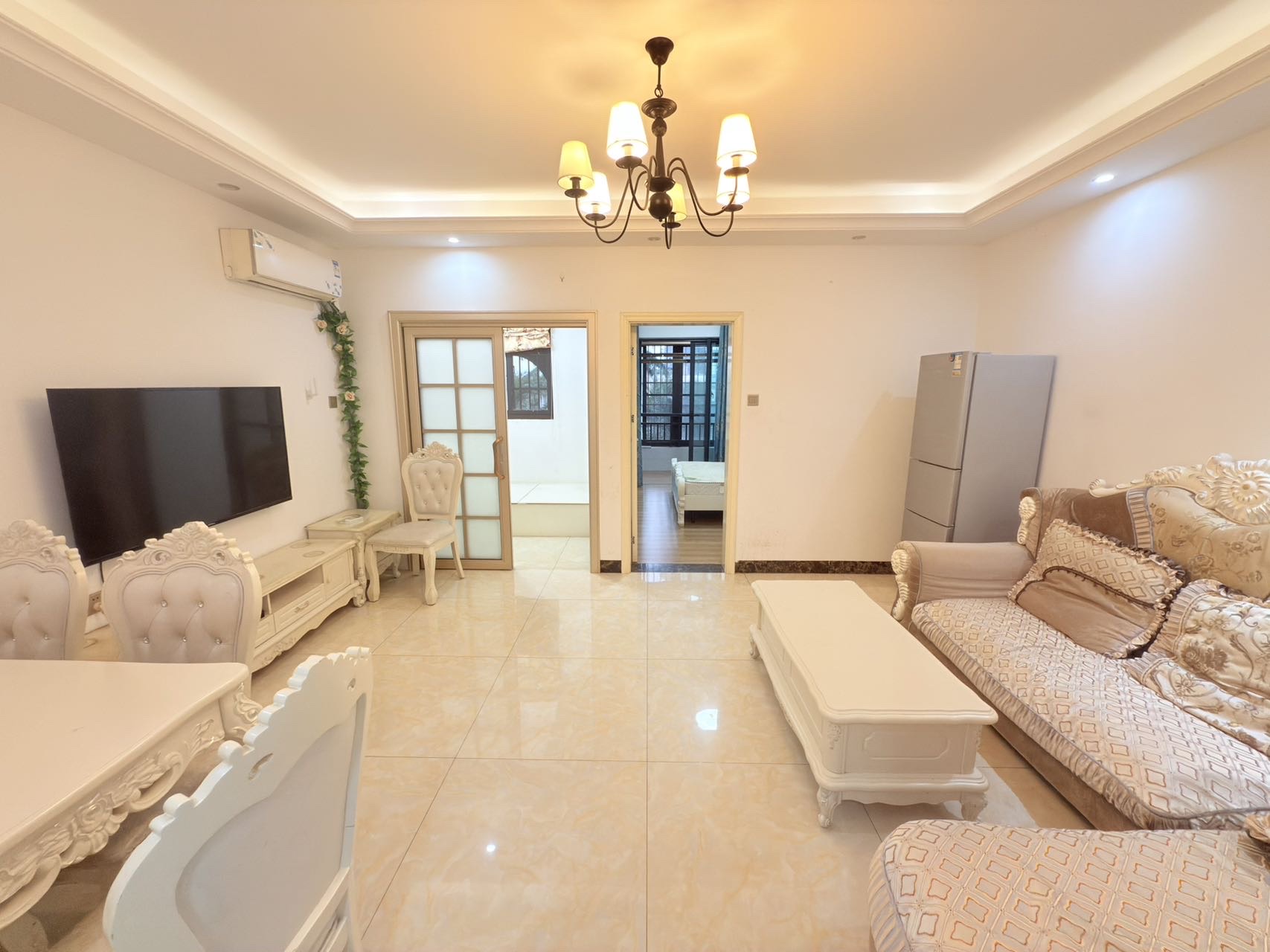 江畔人家  1室1厅1卫    2200.0元/月室内图1