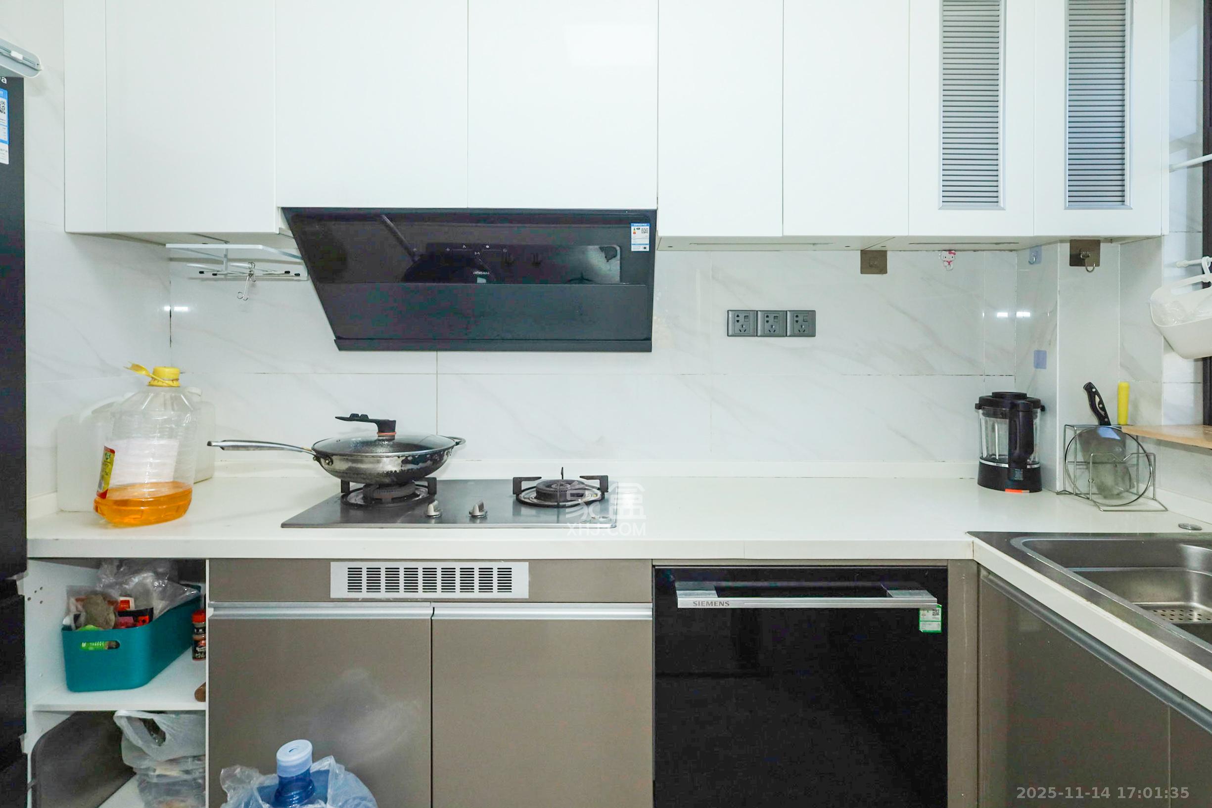 招商华发依云曦城  4室2厅2卫    121.8万厨房