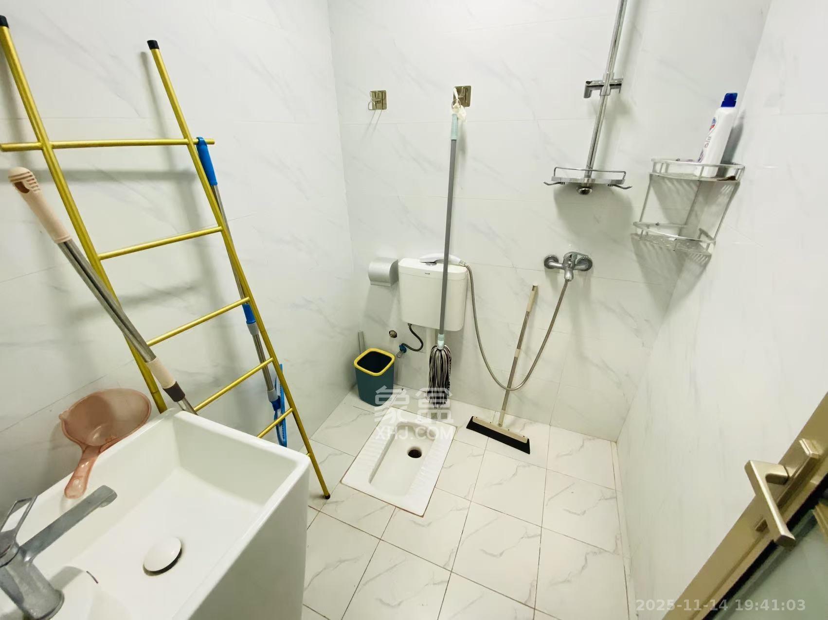 江南华府  1室1厅1卫    1800.0元/月室内图