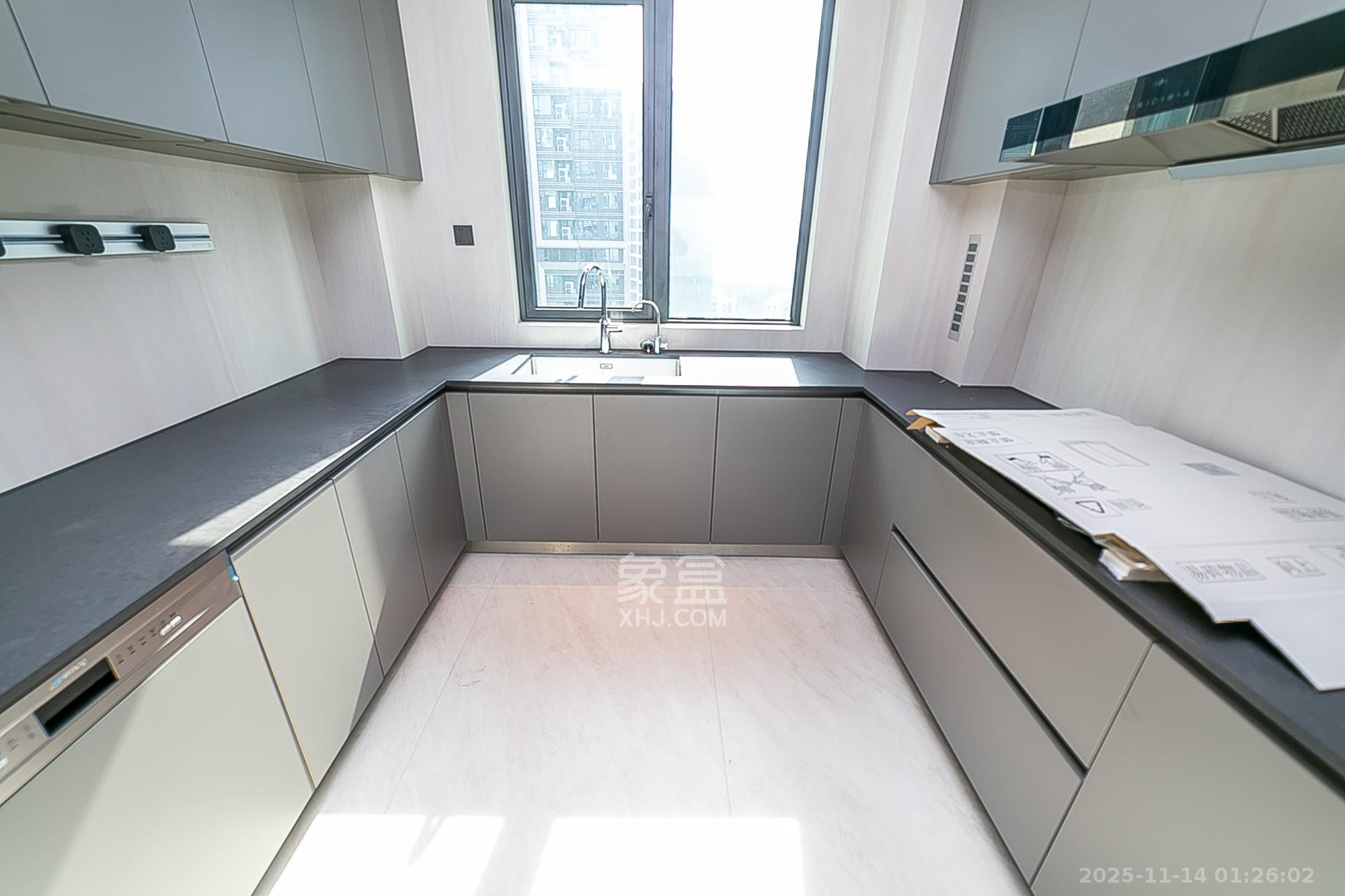 中海阅湘台  4室2厅3卫    480.0万厨房