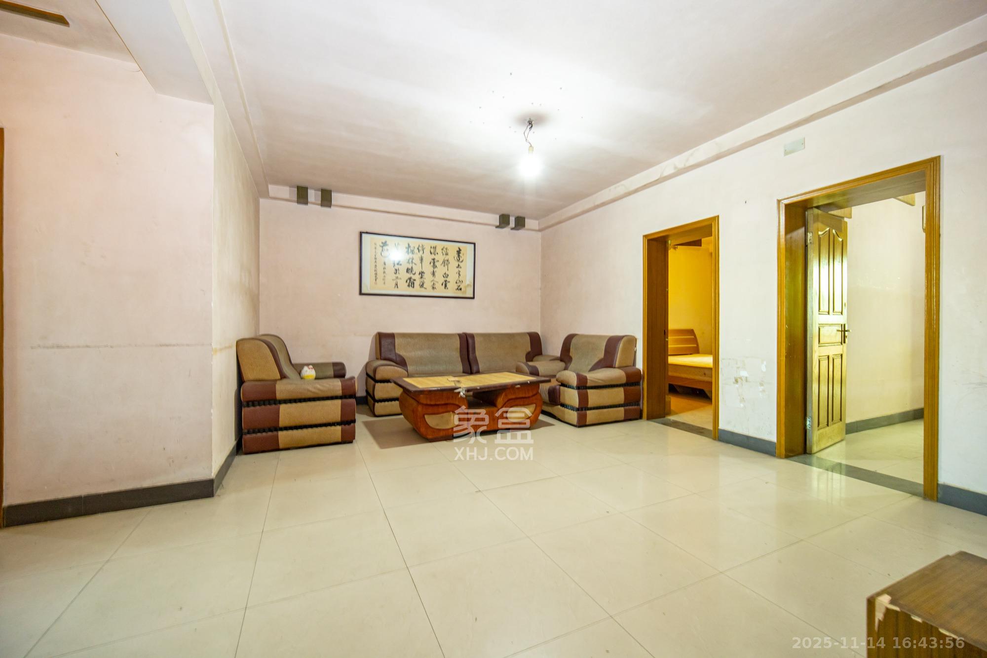 中南汽车世界 3室2厅1卫 33.8万 中南汽车世界 3室2厅1卫 33.8万客厅