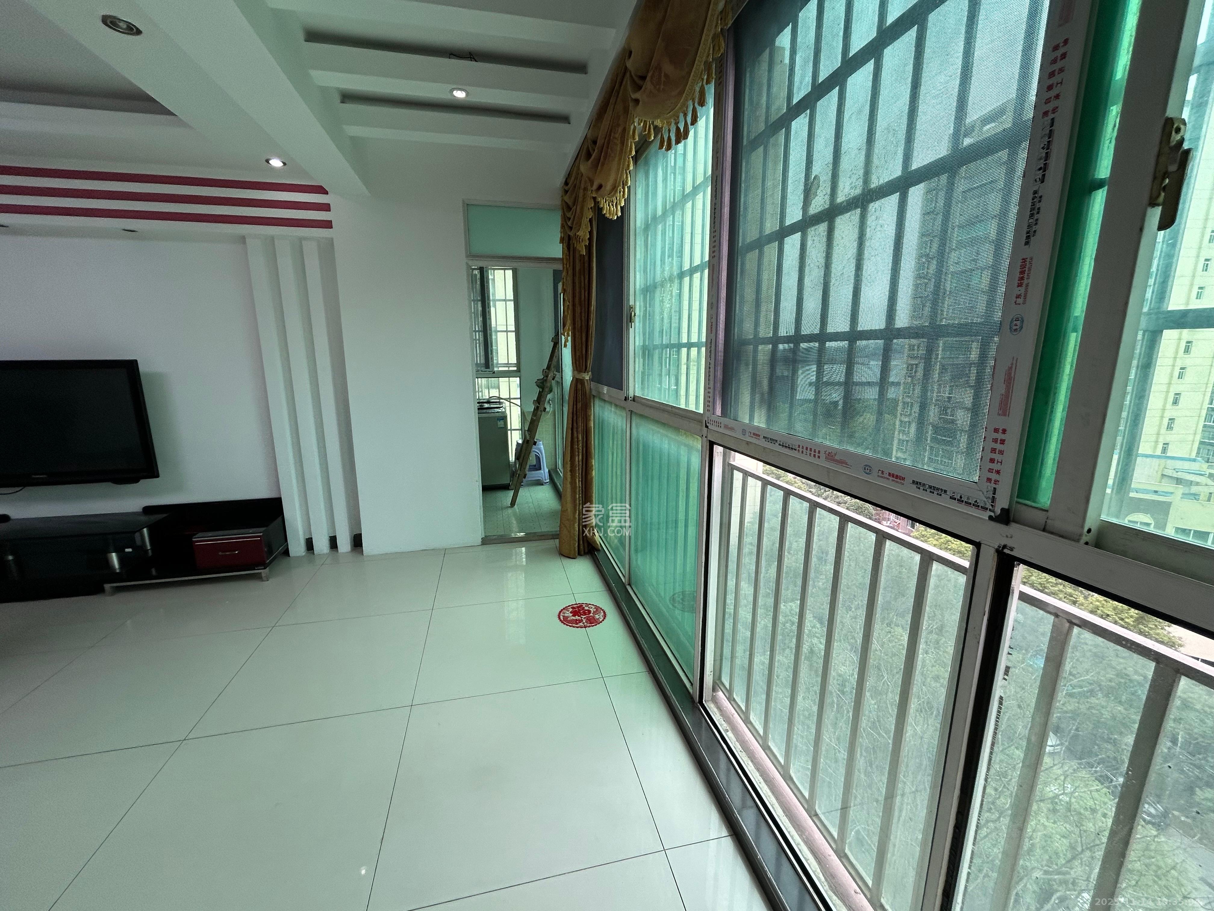 麓谷加州阳光 3室2厅2卫 2500.0元/月 麓谷加州阳光 3室2厅2卫 2500.0元/月室内图