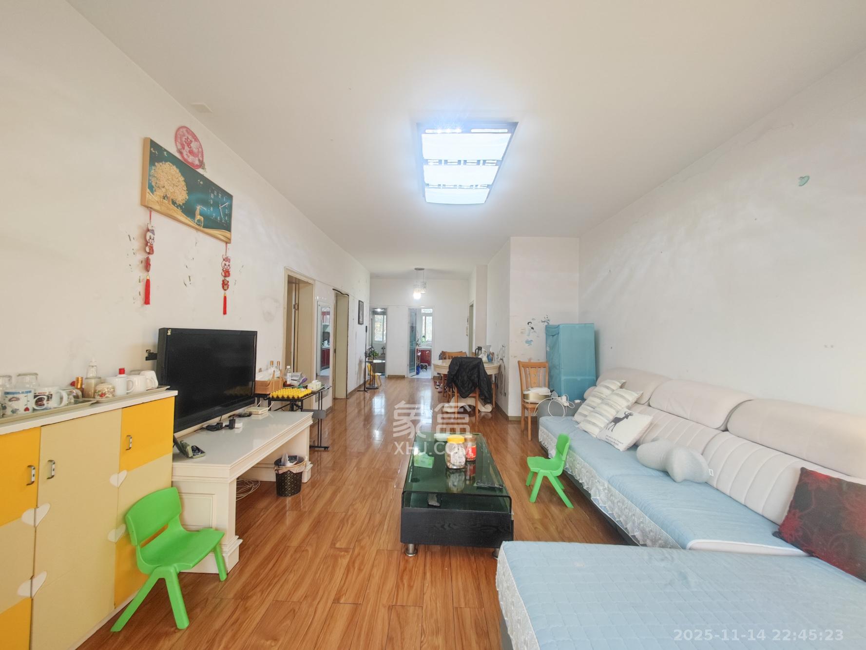 鄱阳小区  3室2厅2卫    65.0万客厅