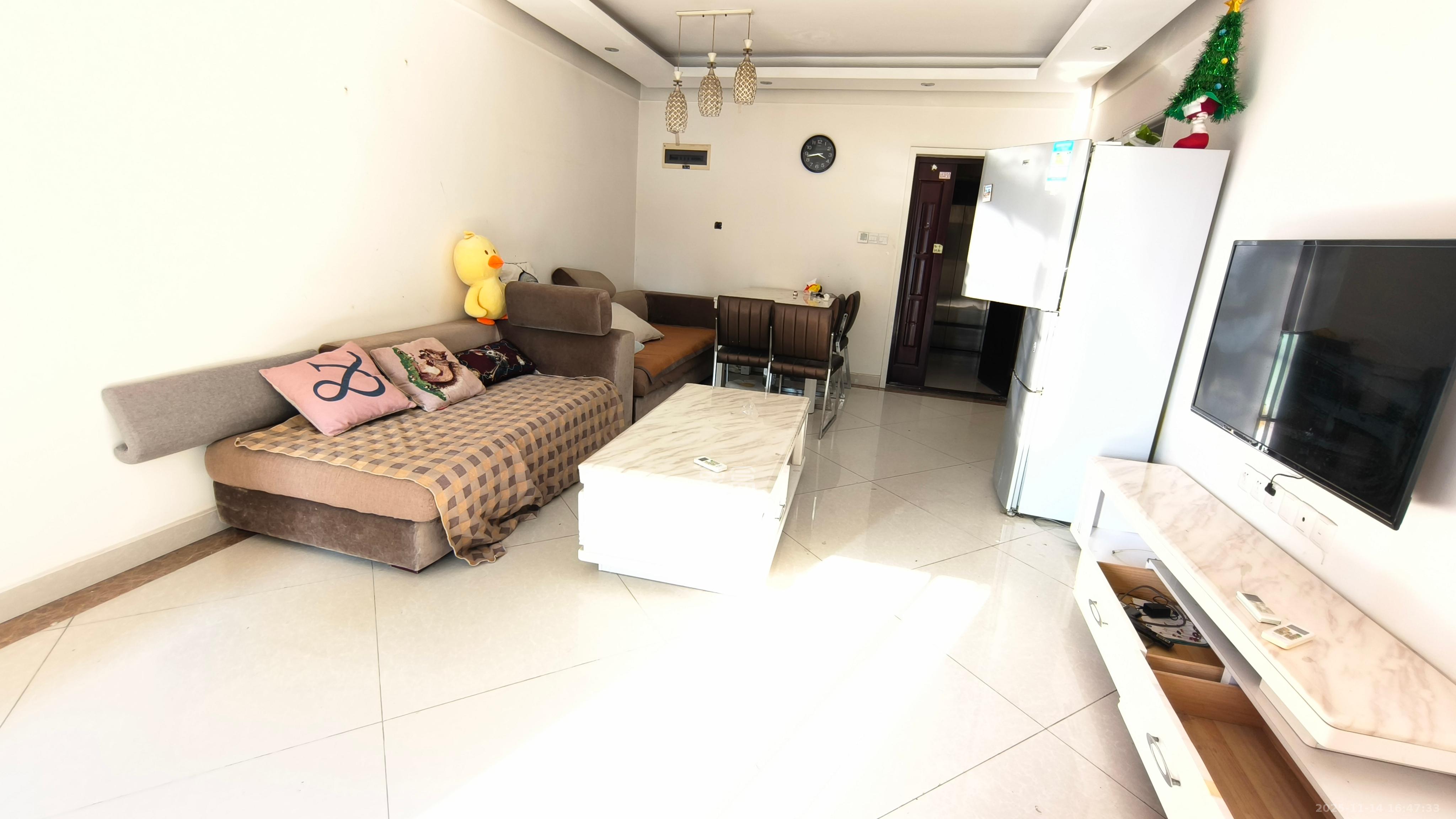 绿地中央广场  3室2厅1卫    2700.0元/月