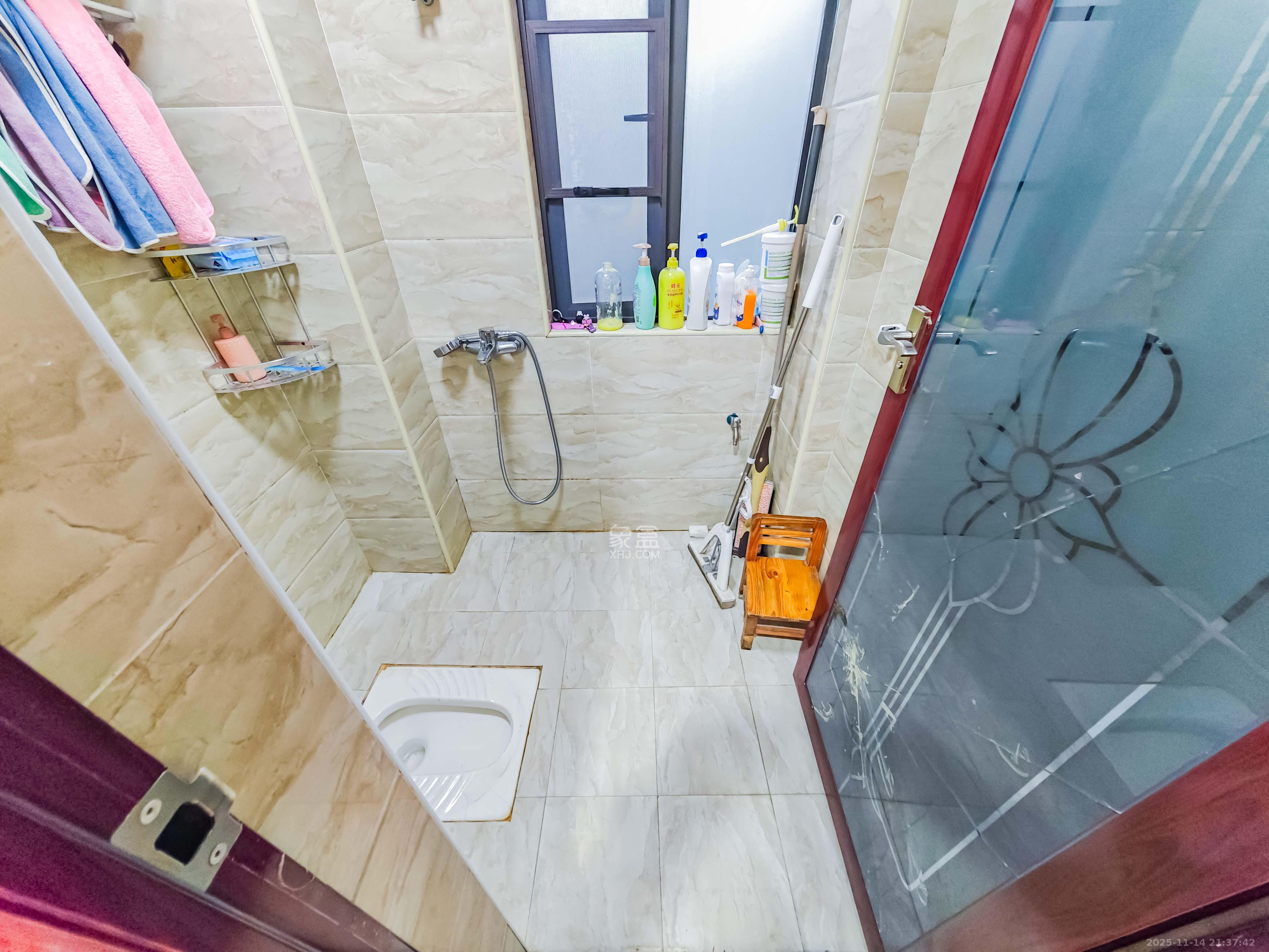 绿地之窗  4室2厅2卫    166.0万卫生间